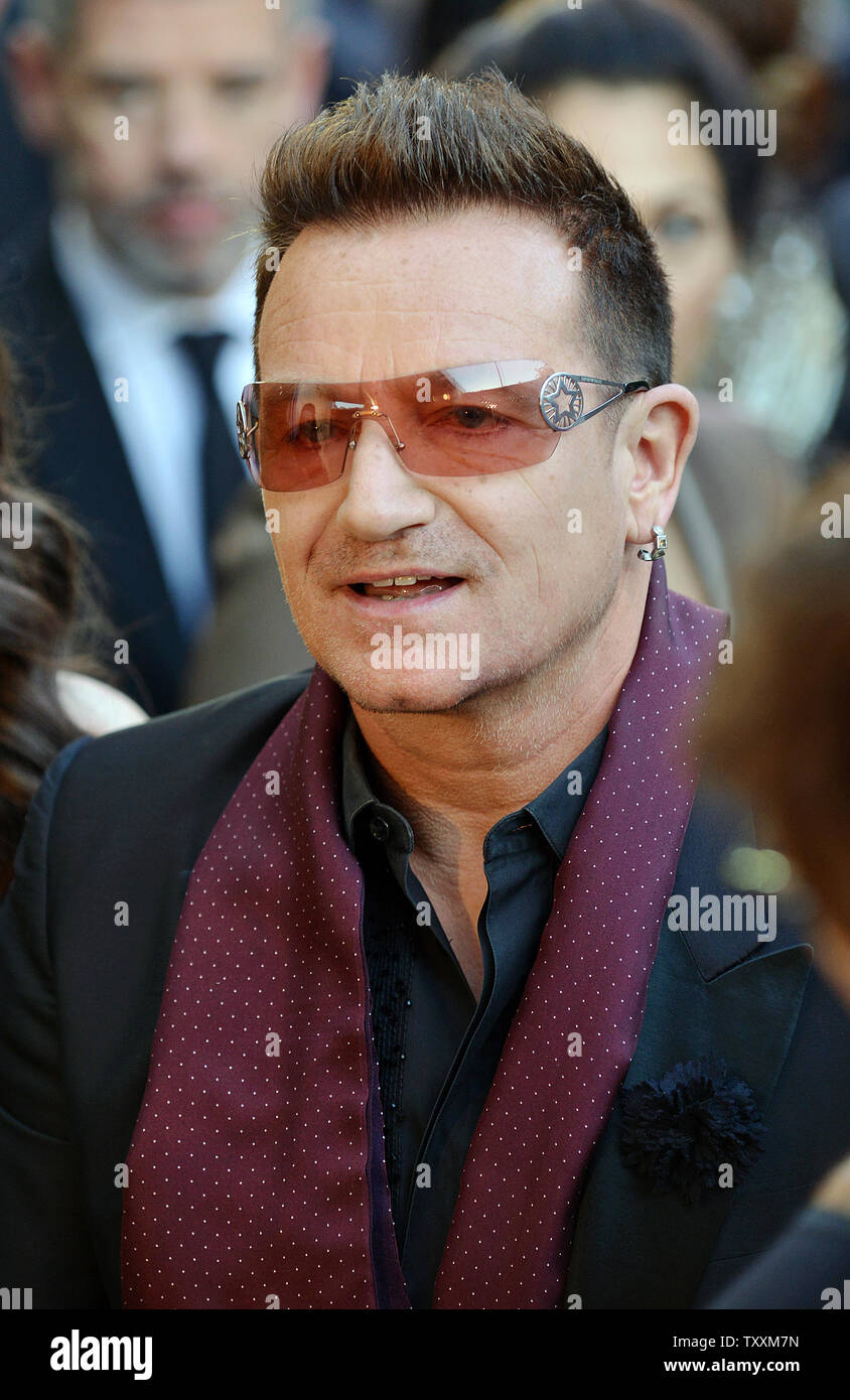 Sänger Bono besucht die Elton John AIDS Foundation Academy Awards anzeigen Party in West Hollywood Park in Los Angeles am 24. Februar, 2013. UPI/Chris Chew Stockfoto