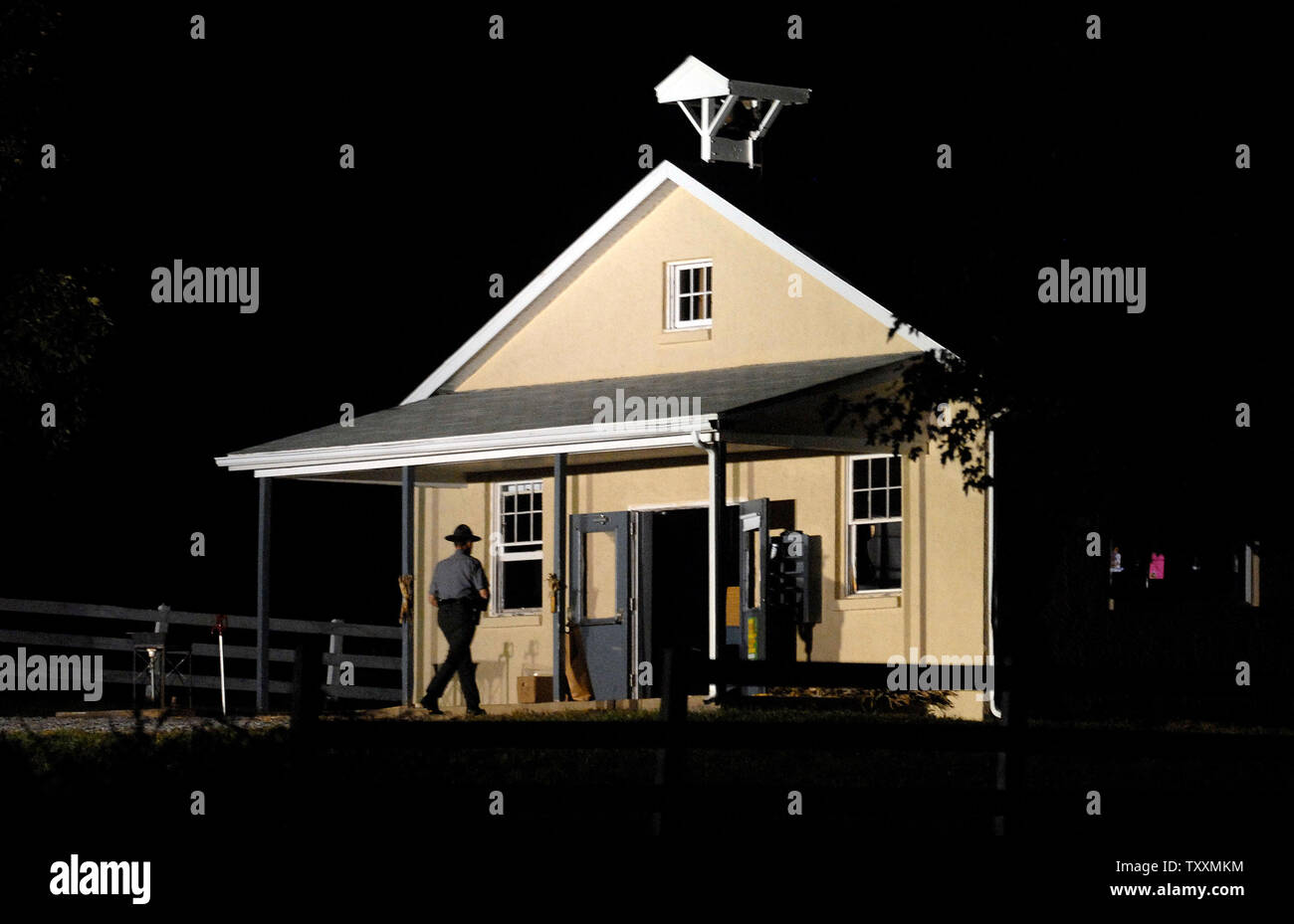 Ein Pennsylvania State Trooper schließt die Türen zu den Nickel Mines Schule Haus, als die Polizei weiter Beweise Stunden zu sammeln, nachdem ein Amoklaeufer die Schule gestürmt, selbst im Inneren verbarrikadiert und tötete mehrere Mädchen "execution Style", bevor sie die Waffe auf sich selbst, in Nickel Mines, Pennsylvania am 2. Oktober 2006. (UPI Foto/Kevin Dietsch) Stockfoto