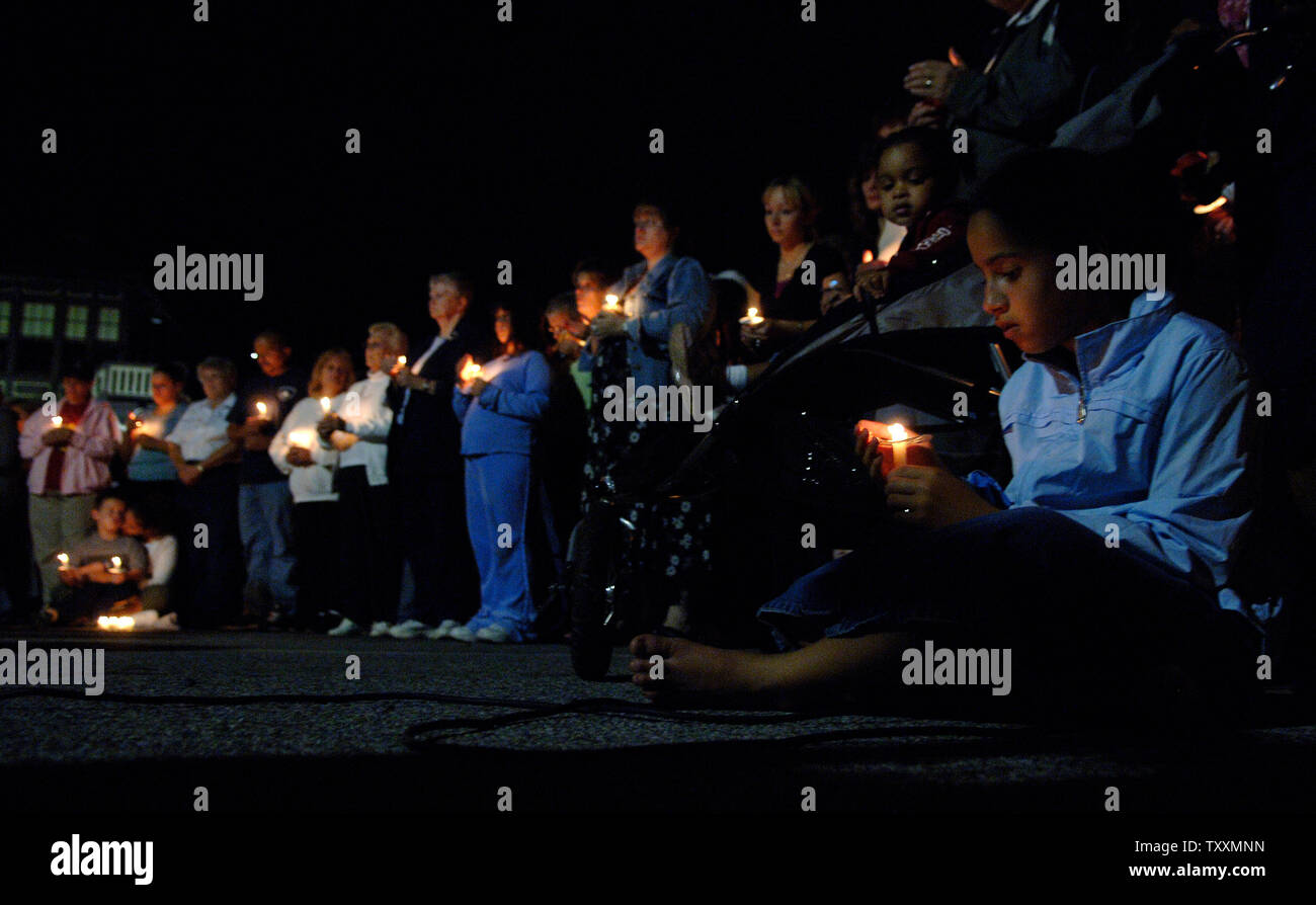 Mitglieder der Gemeinschaft in einem Candle light vigil für die Opfer der Montag Nickel Mines School House Shooting teilnehmen, in Nickel Mines, Pennsylvania am 3. Oktober 2006. Charles Roberts IV verschanzt sich im Schulhaus töten fünf jungen Amish Mädchen "execution Style", bevor Sie das Gewehr auf. (UPI Foto/Kevin Dietsch) Stockfoto