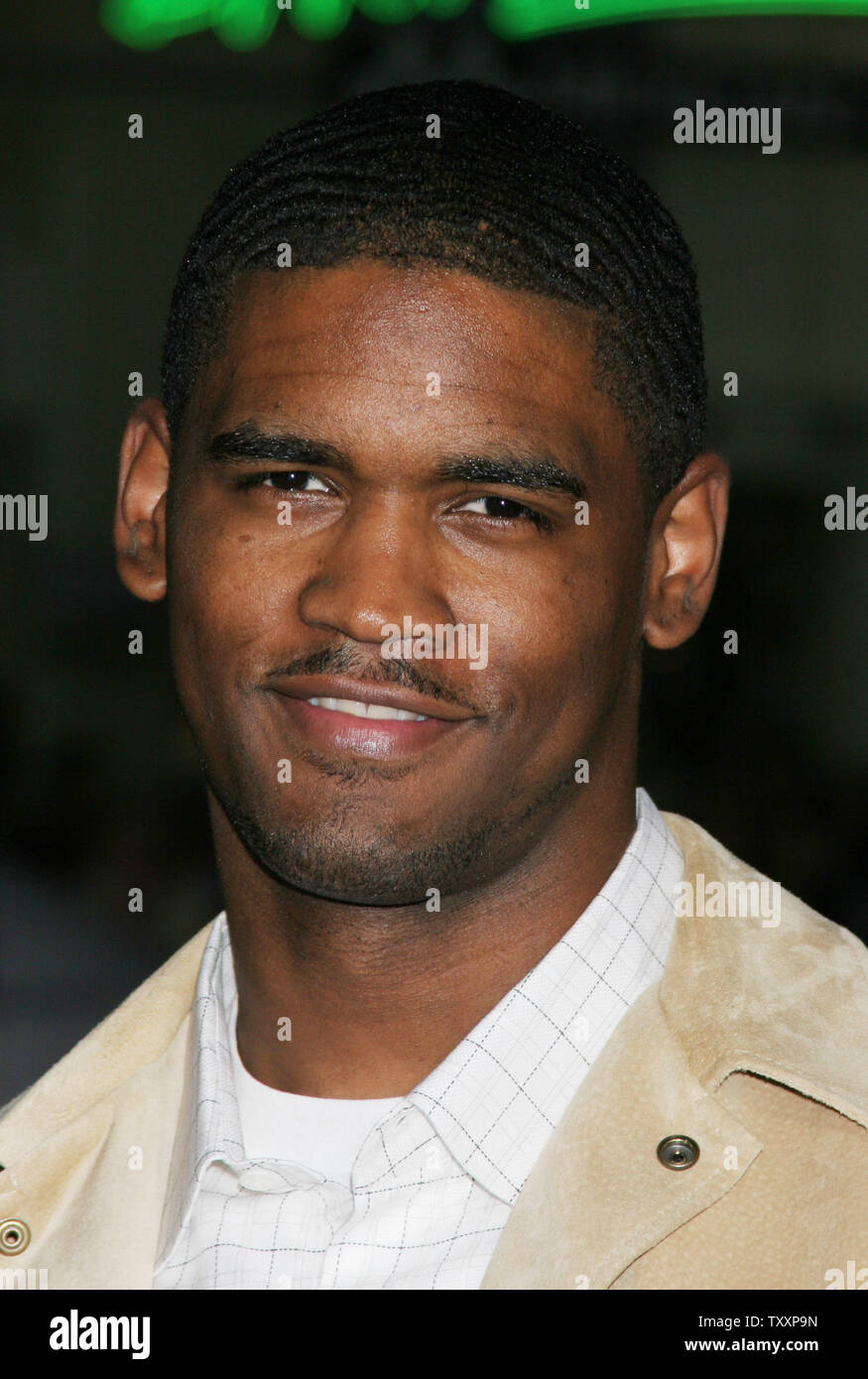 Warf Mitglied Lee Jackson stellt für Fotografen an eine der Film, "Friday Night Lights", Grauman's Chinese Theatre in Los Angeles, 6. Oktober 2004. Die Universal Film über die Saison 1988 der Permian High Leoparden Fußballmannschaft von Odessa, Texas, wird in den USA am 8. Oktober. (UPI Foto/Francis Specker) Stockfoto