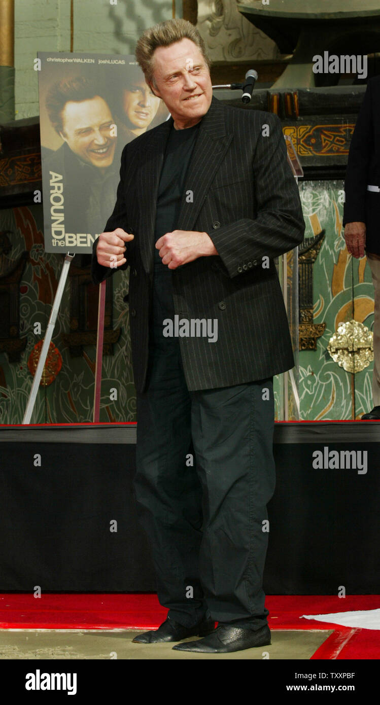 Academy Award-winning Schauspieler Christopher Walken hat einen improvisierten Tanz, während seine Füße in Zement während des legendären Hand- und Fußabdrücke Zeremonie am Grauman's Chinese Theatre in Los Angeles, 8. Oktober 2004. (UPI Foto/Francis Specker) Stockfoto