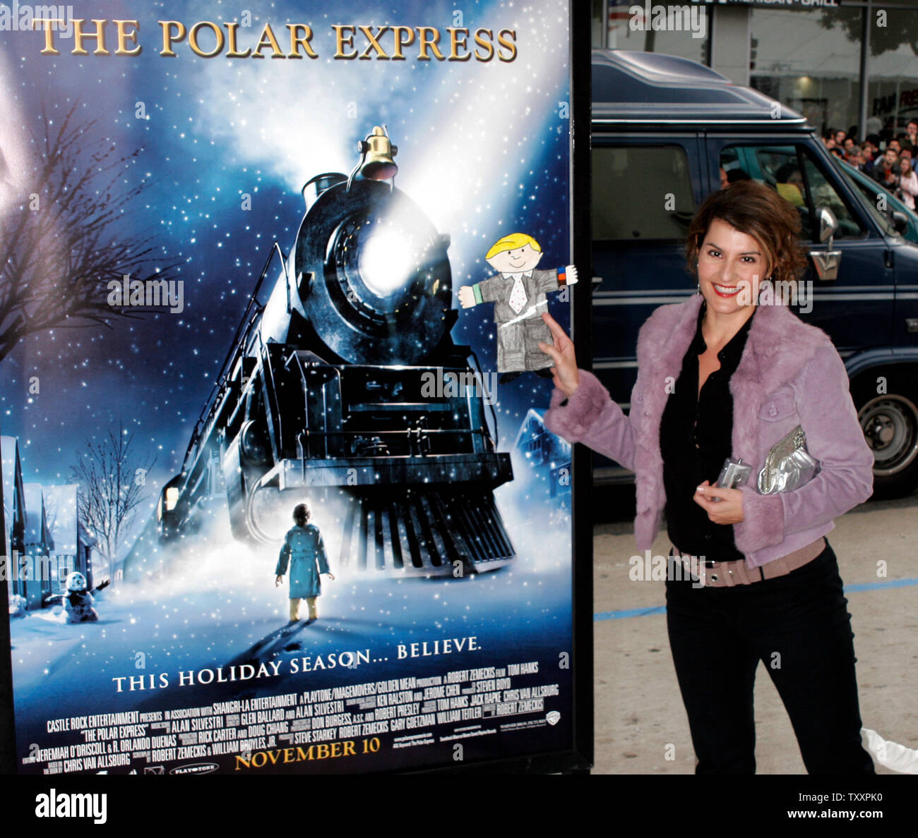 Schauspielerin Nia Vardalos kommt als Gast im November 7, 2004 Los Angeles Premiere des neuen Animationsfilm "Polar Express". Der Film mit Tom Hanks, ist auf das Kinderbuch mit dem gleichen Namen und von Robert Zemeckis Regie, öffnet in den Vereinigten Staaten am 10. November. (UPI Foto/Francis Specker) Stockfoto