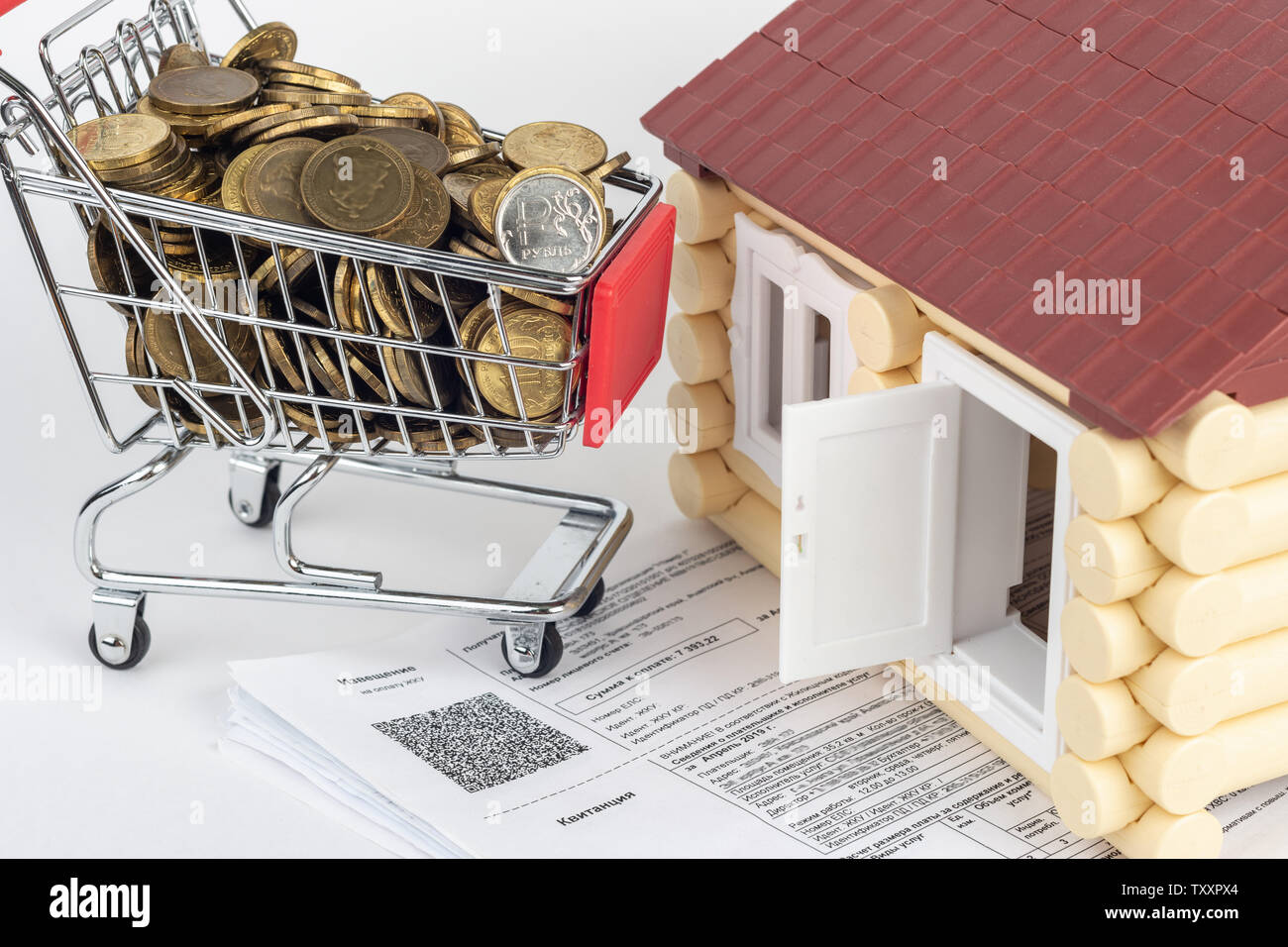 Trolley mit Geld auf den Rechnungen, die für die Wohnung, vor der Tür zum Haus Stockfoto