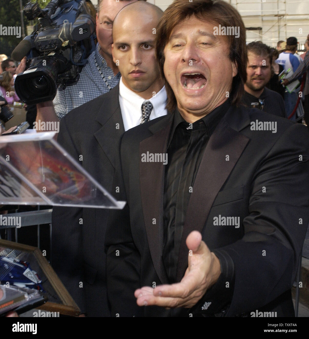 Steve Perry, ehemaliger Sänger der Rock Band Reise, Autogramme nach einer enthüllungsfeier honnoring der Gruppe mit den 2.275 th Stern auf dem Hollywood Walk of Fame 21. Januar 2005. Über einen Zeitraum von 30 Jahren und 18 Alben veröffentlicht und verkaufte 50 Millionen Kopien von der Stärke der Radio Hits wie 'Don't Stop Believin', '', der jetzt zu Weinen,' und 'offenen Armen." (UPI Foto/Lazlo Fitz) Stockfoto