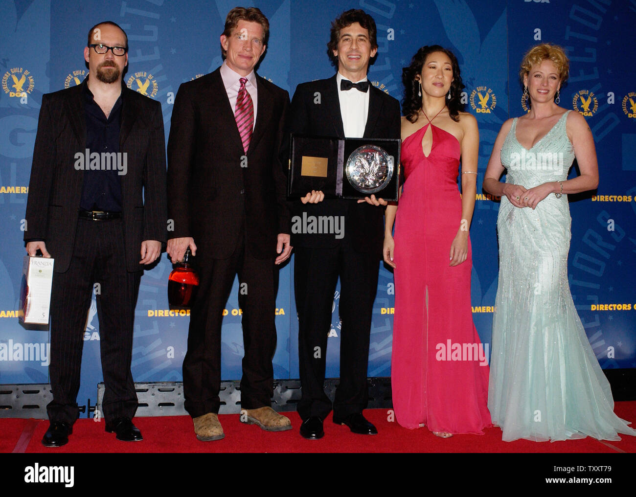 Die Besetzung des ideways' posieren mit ihrem Regisseur Alexander Payne (C) wie er sein Kandidat Plakette während des 57. jährlichen Direktor Guild Awards hält im Beverly Hilton in Beverly Hills 29. Januar 2005. (L), Paul Giamatti, Thomas Haden Church, Alexander Payne, Sandra Oh, und Virginia Madsen. Payne ist für die beste Regie für den Film nominiert. (UPI Foto/Jim Ruymen) Stockfoto