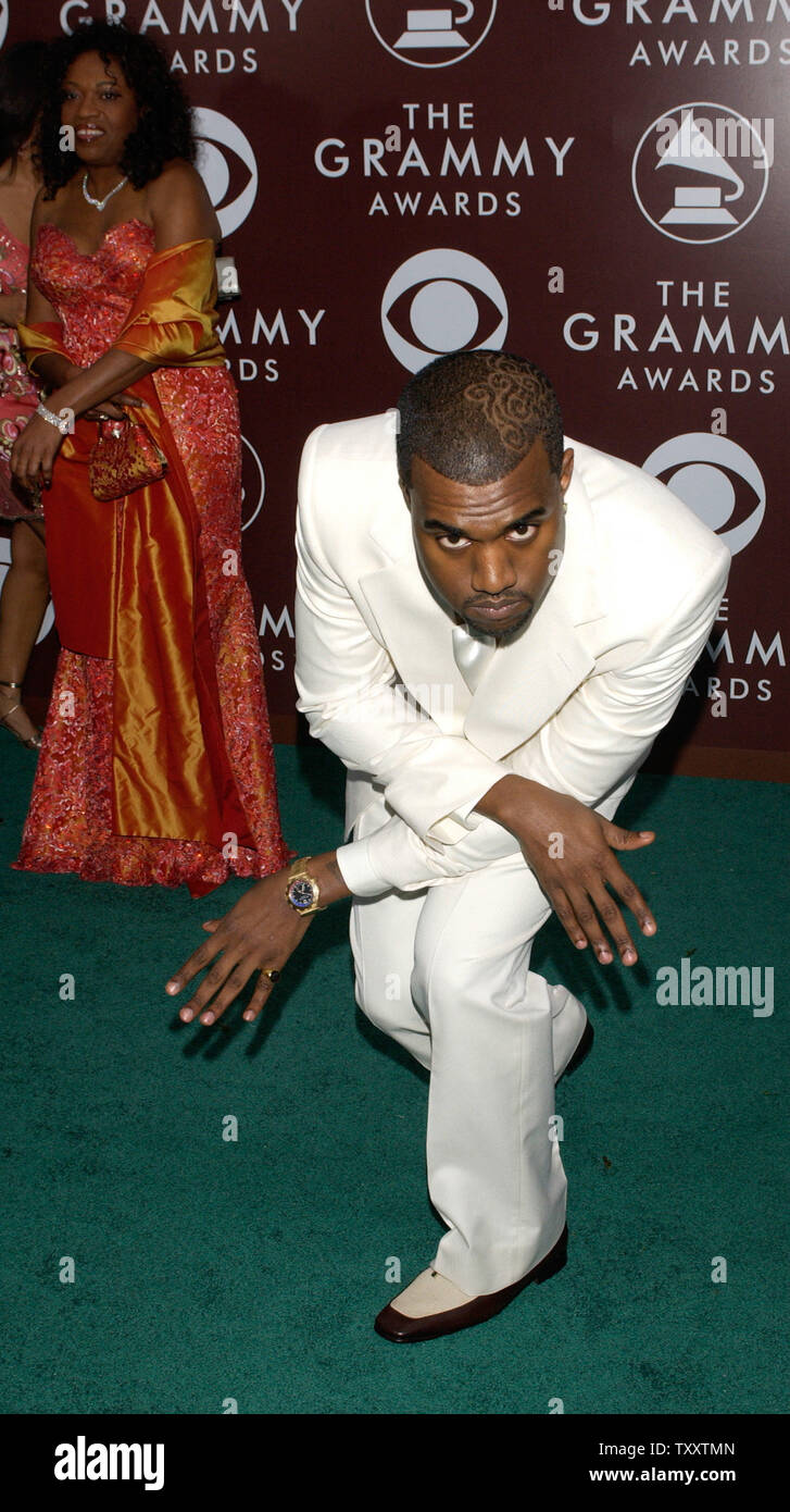 Hip-hop-künstler Kanye West kommt mit seiner Mutter, Dr. Donda West für die 47. jährlichen Grammy Awards im Staples Center in Los Angeles, Kalifornien Sonntag, 13. Februar 2005. (UPI Foto/Jim Ruymen) Stockfoto