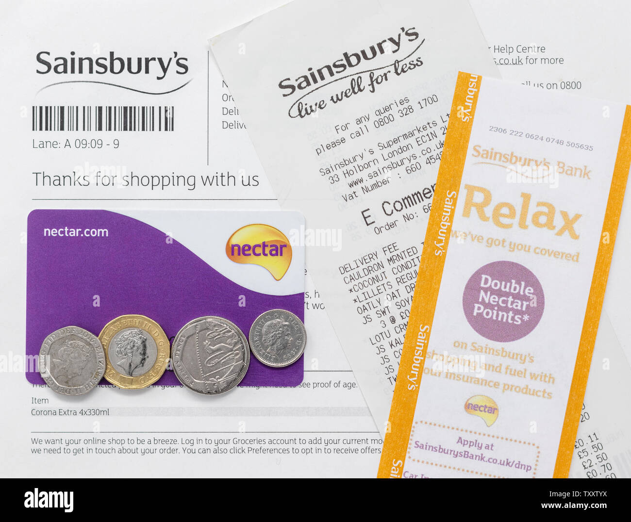 London/Großbritannien - 25. Juni 2019 - Sainsbury's Supermarkt einkaufen Quittung, Gutschein, Bonuskarte und Geld Stockfoto
