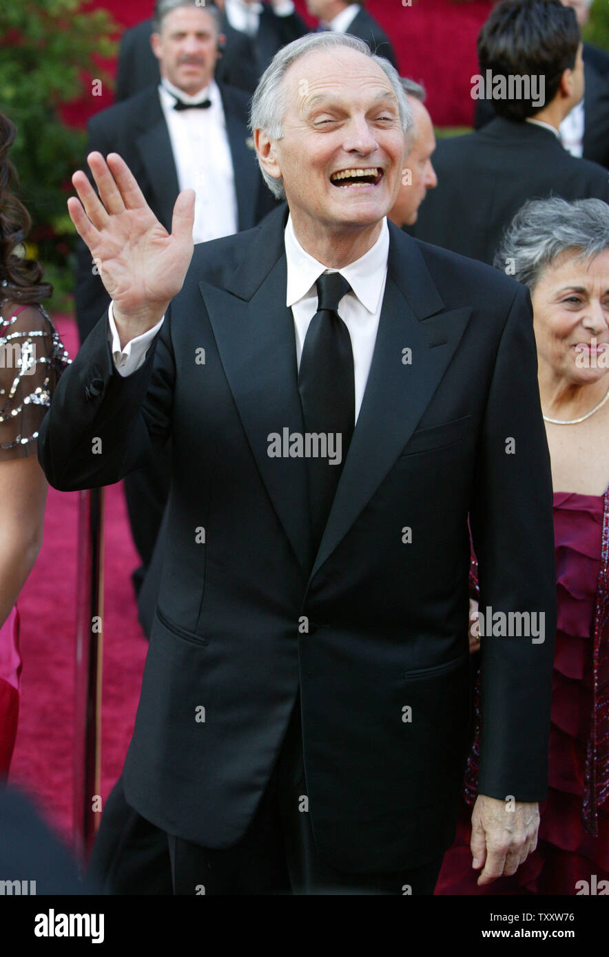 Schauspieler Alan Alda kommt für die 77. jährlichen Academy Awards im Kodak Theater, am 13.02.29, 2004, in Los Angeles. (UPI Foto/Terry Schmitt) Stockfoto