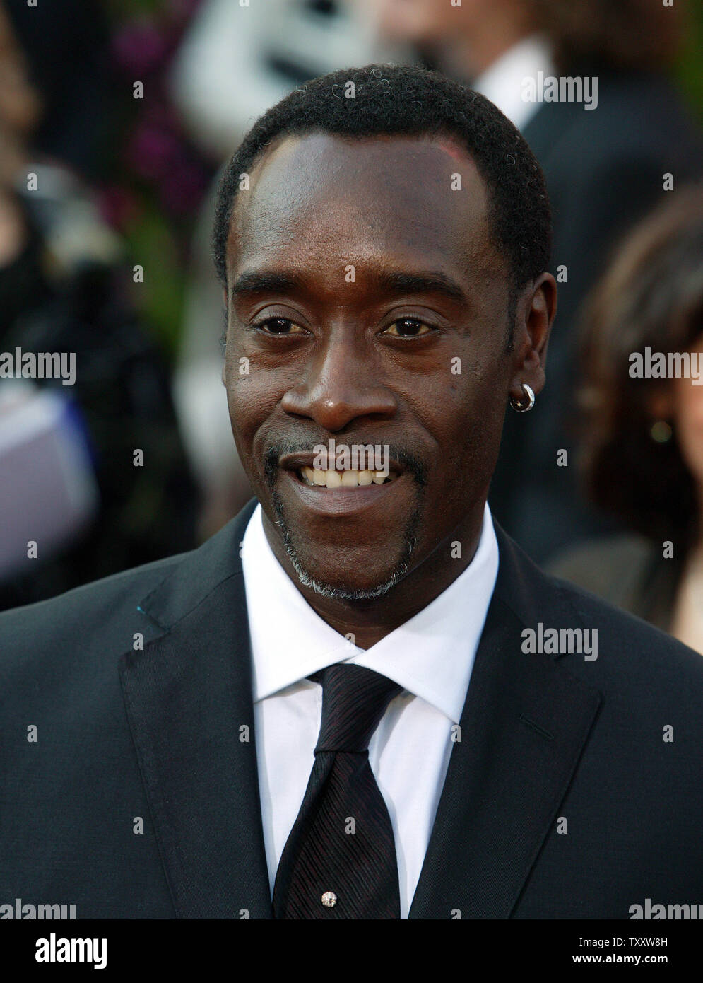 Don Cheadle kommt für die 77. jährlichen Academy Awards im Kodak Theater, am 13.02.29, 2004, in Los Angeles. Cheadle ist für den besten Schauspieler in einer Hauptrolle für seinen Film "Hotel Ruanda benannt wird." (UPI Foto/Terry Schmitt) Stockfoto