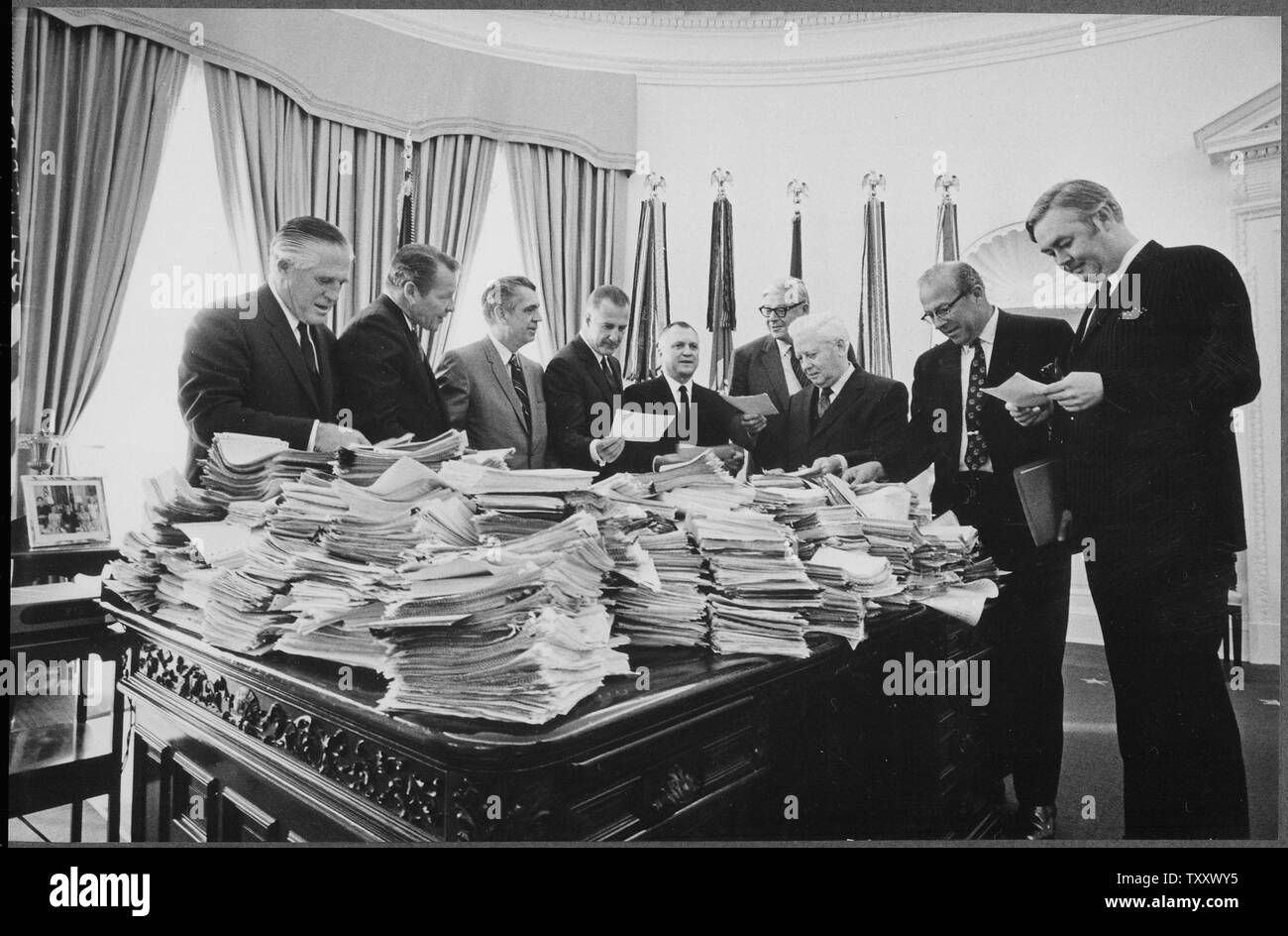 Mitglieder des Kabinetts lesen Telegramme im Oval Office; Umfang und Inhalt: Im Bild: George Romney, Robert Finch,?, Spiro Agnew,?, David Kennedy, George Shultz,?. Stockfoto