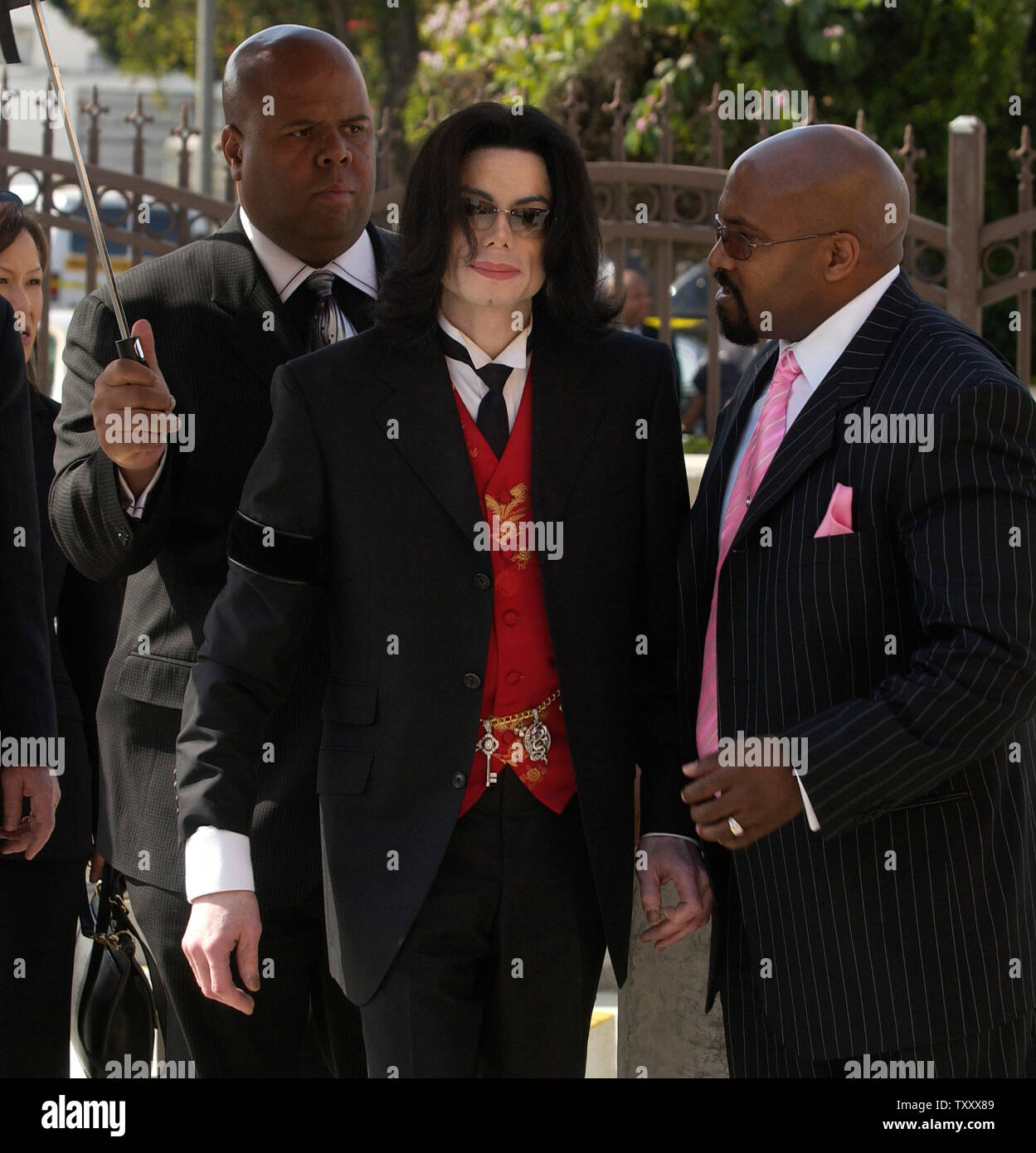 Entertainer Michael Jackson kommt für die Beerdigung von Rechtsanwalt Johnnie Cochran, jr. bei West Angeles Kathedrale in Los Angeles, April 6, 2005. Cochran starb an einem Gehirntumor am 29. März in seinem Haus in Los Angeles. (UPI Foto/Jim Ruymen) Stockfoto