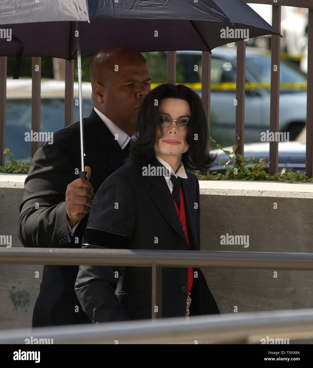 Entertainer Michael Jackson kommt für die Beerdigung von Rechtsanwalt Johnnie Cochran, jr. bei West Angeles Kathedrale in Los Angeles, April 6, 2005. Cochran starb an einem Gehirntumor am 29. März in seinem Haus in Los Angeles. (UPI Foto/Jim Ruymen) Stockfoto