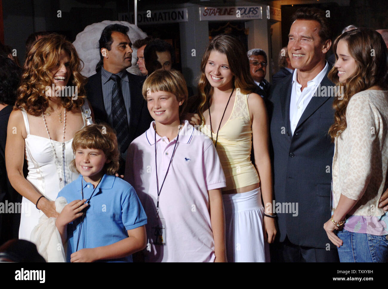 Kaliforniens Gouverneur Arnold Schwarzenegger und Familie kommen für die Premiere des Films "The Longest Yard" am Grauman's Chinese Theater in Hollywood" von Los Angeles, 19. Mai 2005. Das Remake der klassischen Film 1974 über ein Fußball-Spieler ins Gefängnis stars Burt Reynolds, Chris Rock gesendet und erscheint in den USA am 27. Mai. Anreise mit Schwarzenegger (L-R), Frau Maria Shriver, Söhne Christopher und Patrick und Töchter Katherine und Christina. (UPI Foto/Jim Ruymen) Stockfoto
