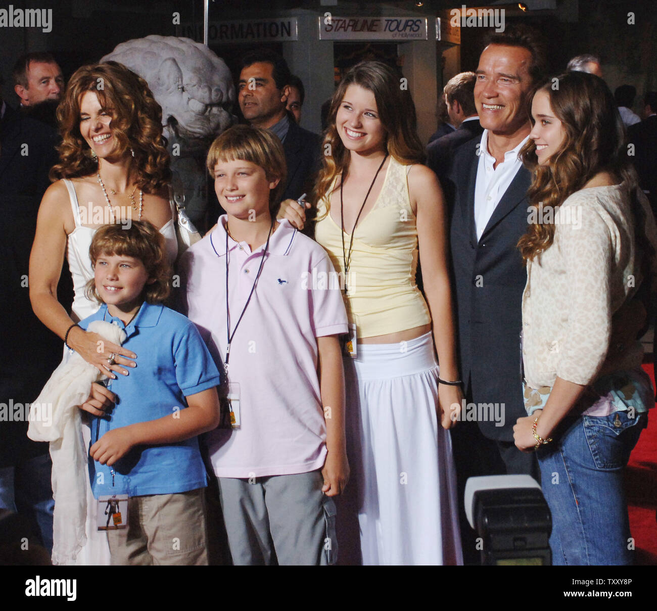 Kaliforniens Gouverneur Arnold Schwarzenegger und Familie kommen für die Premiere des Films "The Longest Yard" am Grauman's Chinese Theater in Hollywood" von Los Angeles, 19. Mai 2005. Das Remake der klassischen Film 1974 über ein Fußball-Spieler ins Gefängnis stars Burt Reynolds, Chris Rock gesendet und erscheint in den USA am 27. Mai. Anreise mit Schwarzenegger (L-R), Frau Maria Shriver, Söhne Christopher und Patrick und Töchter Katherine und Christina. (UPI Foto/Jim Ruymen) Stockfoto