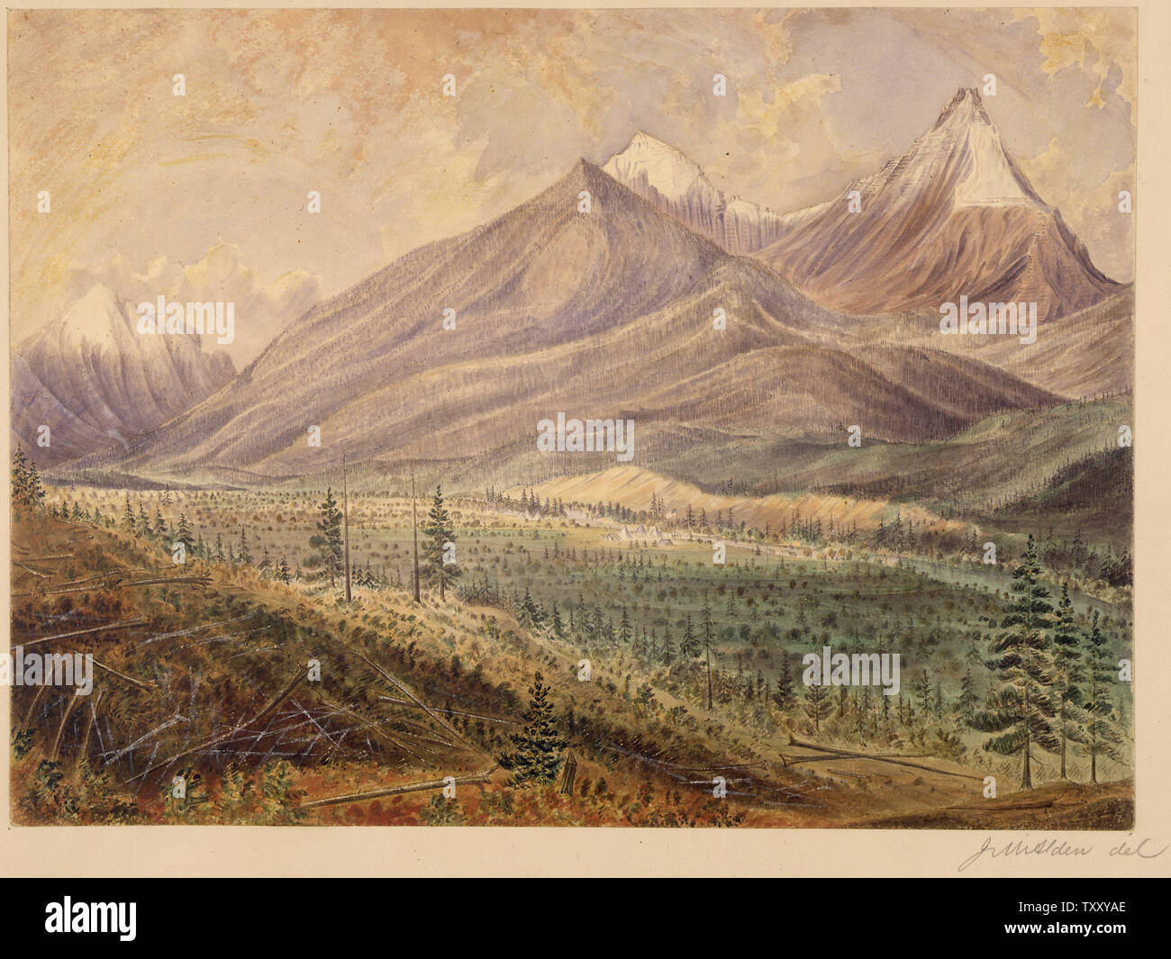 Camp Kishenehn vom Hügel in der Nähe des Creek suchen N.E. mit Mount Kishnehnehna (Kirby und Spence) im Hintergrund Stockfoto