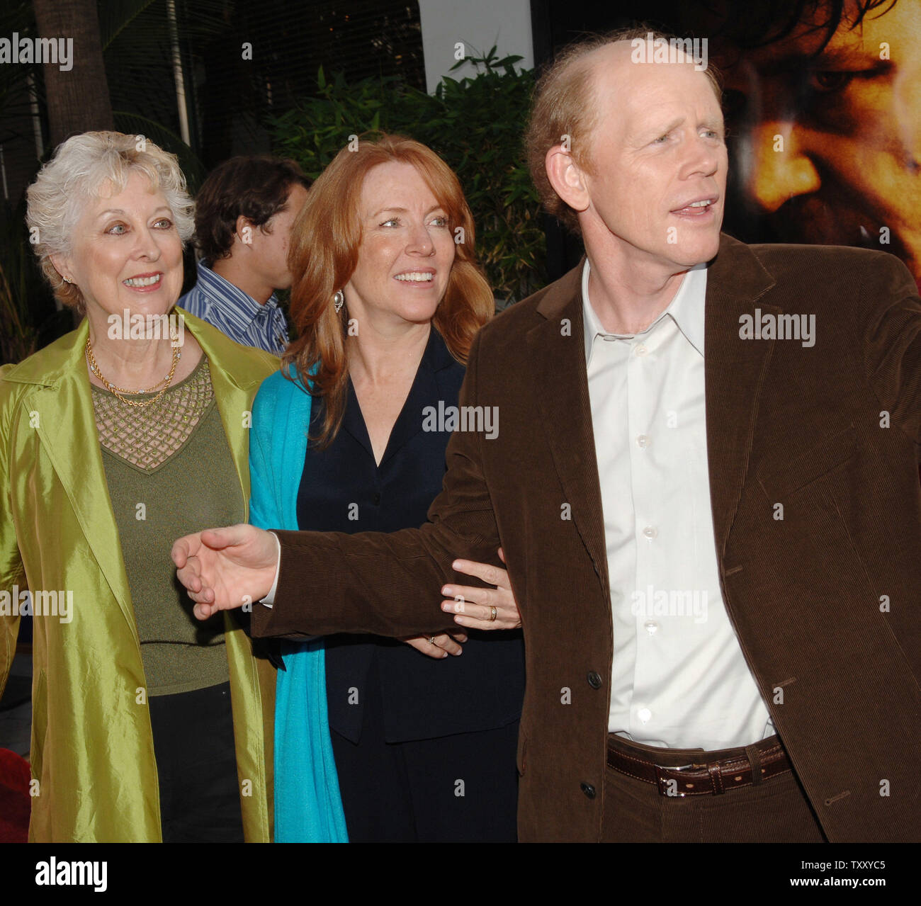 Ron Howard (R), Direktor des neuen Film "Cinderella Man", kommt mit seiner  Frau Cheryl (C) und seiner Mutter, der Schauspielerin Jean Speegle Howard,  bei der Premiere des Films im Universal City" in