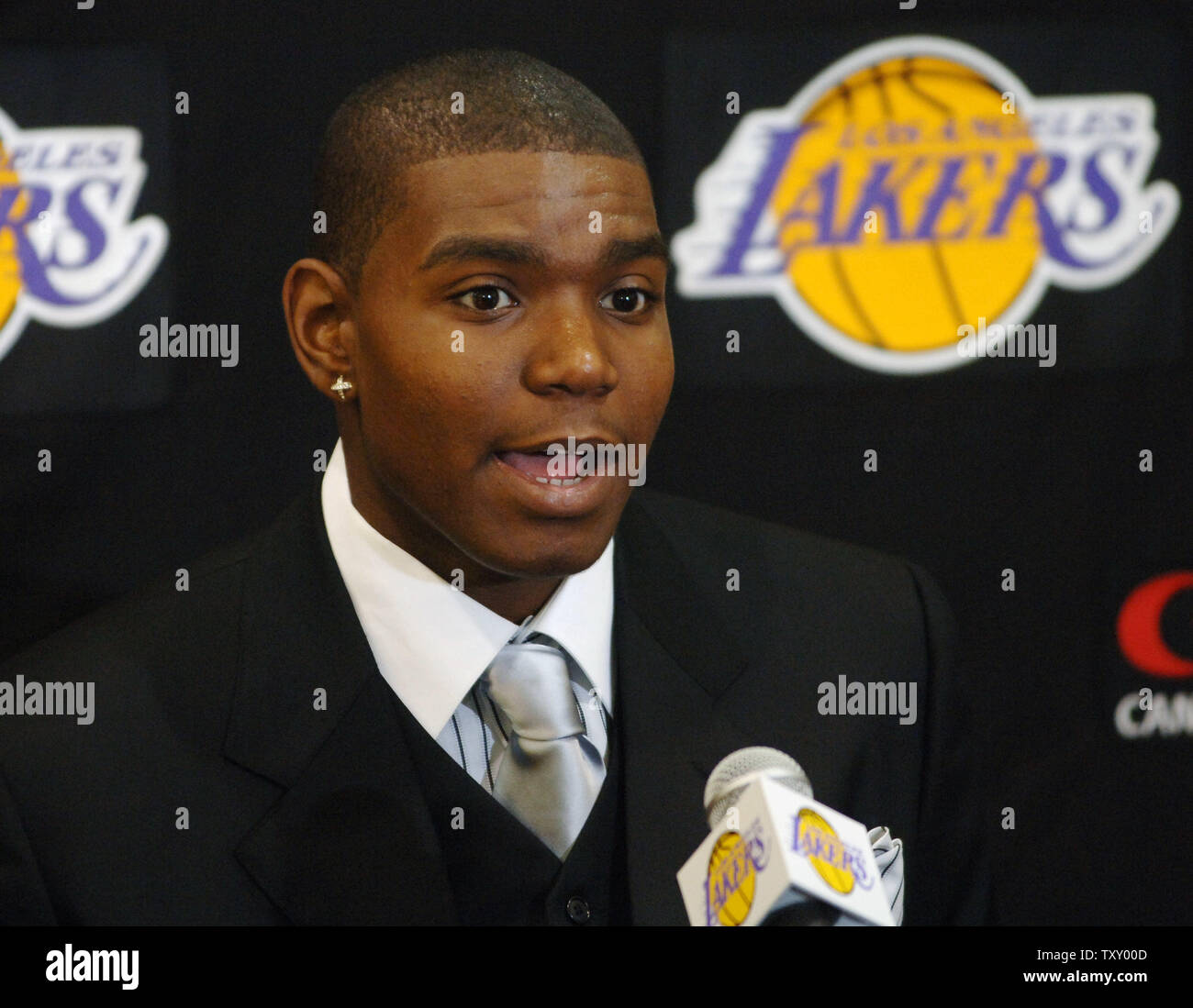 Andrew Bynum, die Los Angeles Lakers den ersten Pick in der NBA Draft und der jüngste Spieler überhaupt gezeichnet, hört zu, eine Frage, nachdem er beim Team Sitz in El Segundo, Kalifornien am 30. Juni 2005 eingeführt wird. (UPI Foto/Jim Ruymen) Stockfoto