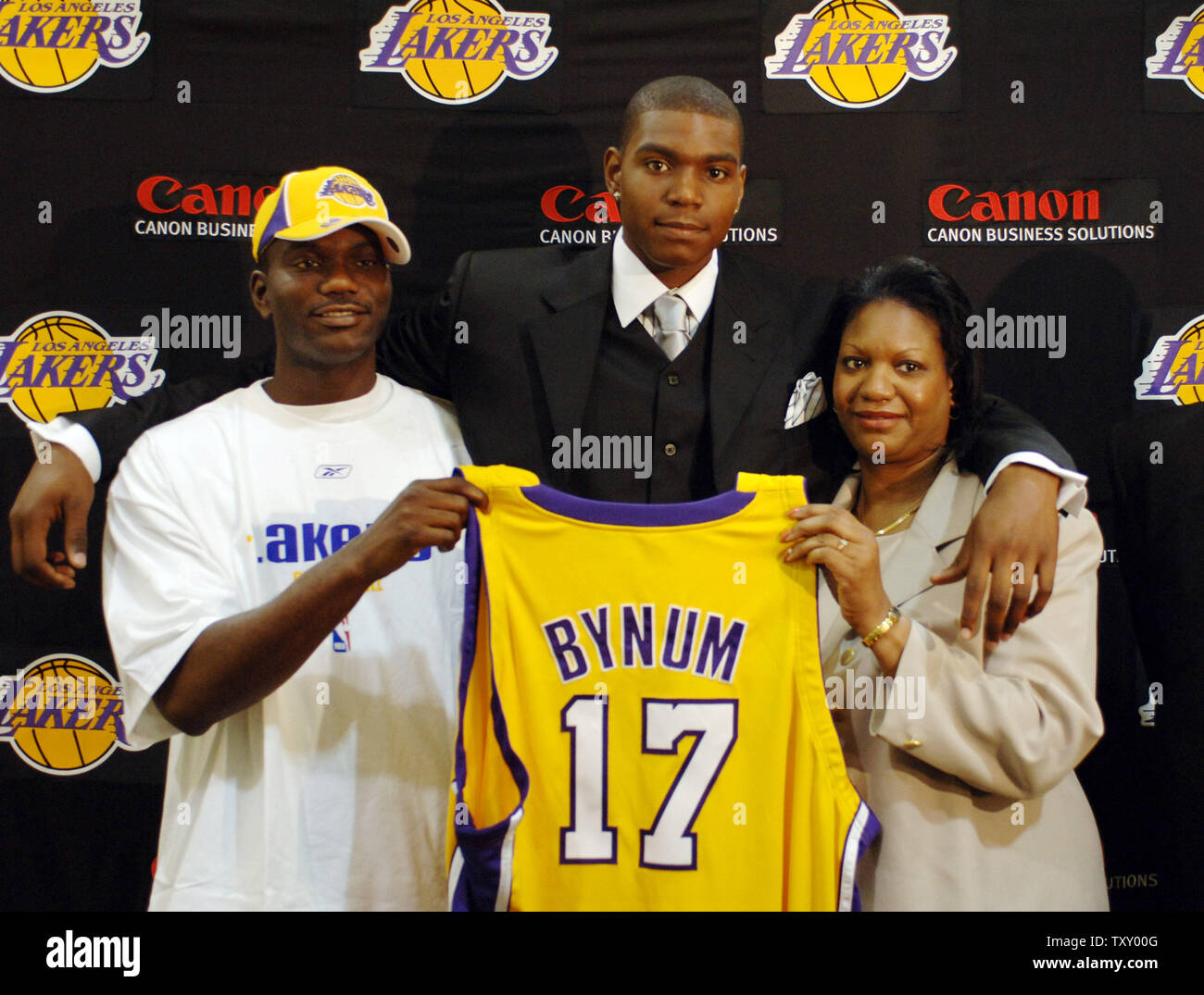 Andrew Bynum (C), Los Angeles Lakers' erste Auswahl im NBA Draft und der jüngste Spieler überhaupt gezeichnet, sein Bruder Corey Thomas (L) und seine Mutter Janet McCoy in der Zentrale des Teams in El Segundo, Kalifornien, 30. Juni 2005 anzunehmen. (UPI Foto/Jim Ruymen) Stockfoto