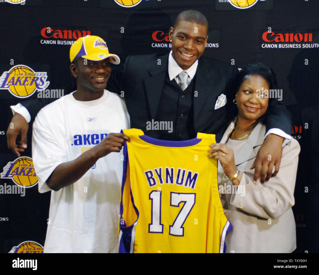Andrew Bynum (C), Los Angeles Lakers' erste Auswahl im NBA Draft und der jüngste Spieler überhaupt erarbeitet, umarmen, seinen Bruder Corey Thomas (L) und seine Mutter Janet McCoy (R) in der Zentrale des Teams in El Segundo, Kalifornien am 30. Juni 2005. (UPI Foto/Jim Ruymen) Stockfoto