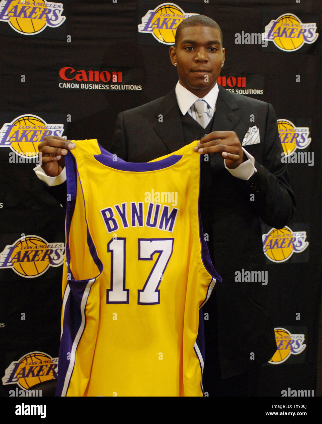 Andrew Bynum, die Los Angeles Lakers den ersten Pick in der NBA Draft und der jüngste Spieler überhaupt formuliert, zeigt seine Nr. 17 Jersey, nachdem er beim Team Sitz in El Segundo, Kalifornien, 30. Juni 2005 eingeführt wird. (UPI Foto/Jim Ruymen) Stockfoto