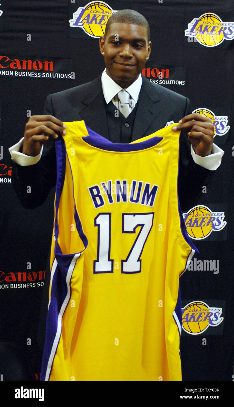 Andrew Bynum, die Los Angeles Lakers den ersten Pick in der NBA Draft und der jüngste Spieler überhaupt gezeichnet, hält seine Nr. 17 Jersey, nachdem er beim Team Sitz in El Segundo, Kalifornien am 30. Juni 2005 eingeführt wird. (UPI Foto/Jim Ruymen) Stockfoto