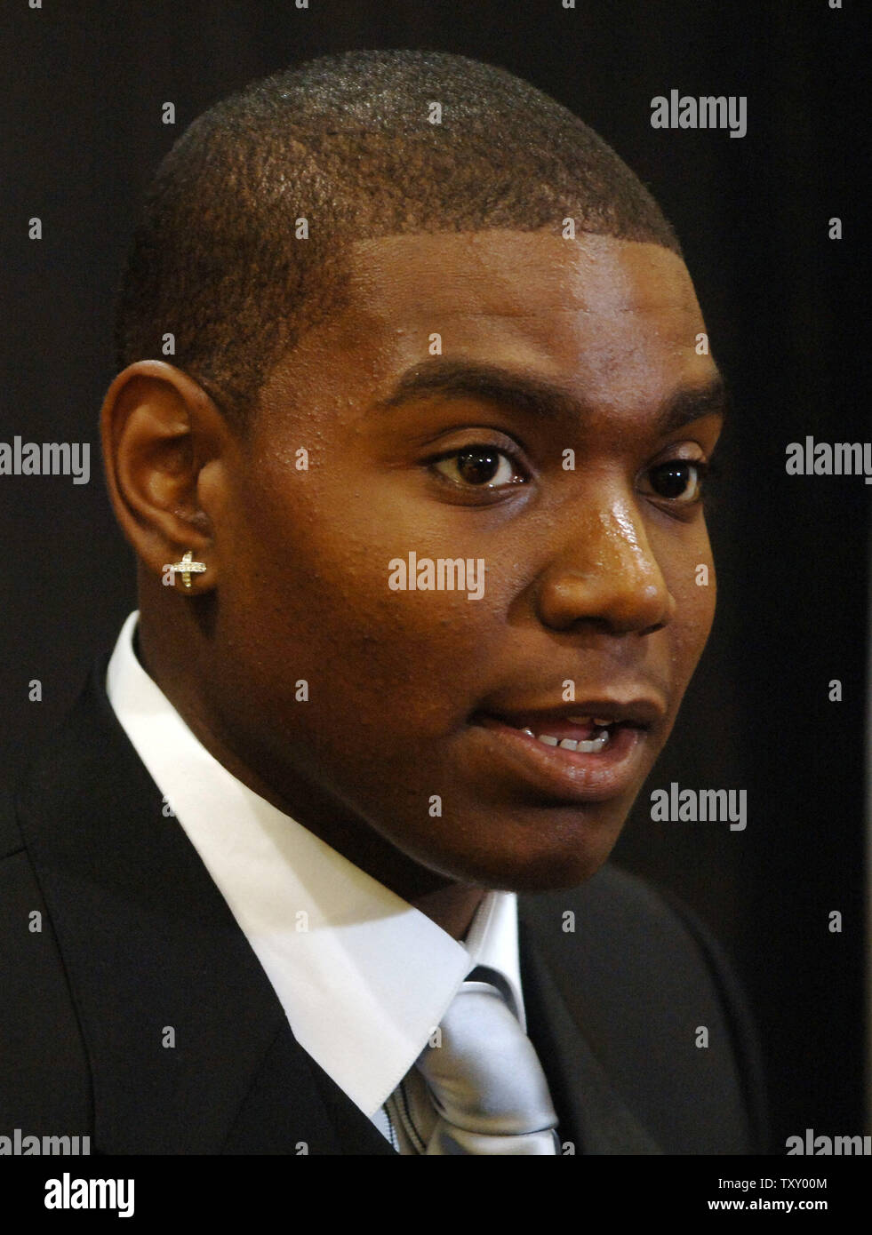 Andrew Bynum, die Los Angeles Lakers den ersten Pick in der NBA Draft und der jüngste Spieler überhaupt gezeichnet, hört zu, eine Frage, nachdem er beim Team Sitz in El Segundo, Kalifornien Donnerstag, 30. Juni 2005 eingeführt wird. (UPI Foto/Jim Ruymen) Stockfoto