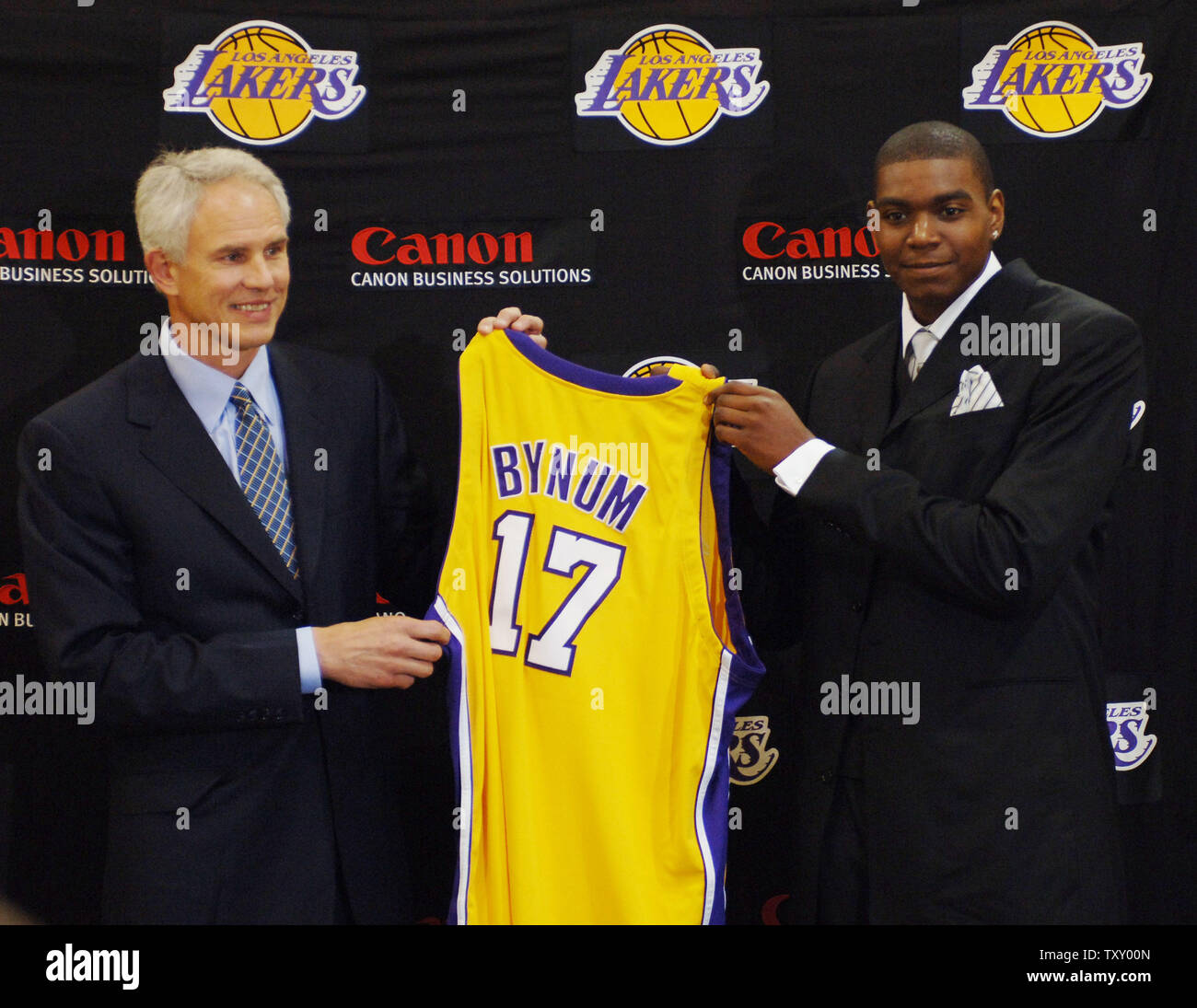 Los Angeles Lakers General Manager Mitch Kupchak, (L) posiert mit Andrew Bynum und sein Nr. 17 Jersey, das erste Team in der NBA Draft und der jüngste Spieler überhaupt gezeichnet, bei team Sitz in El Segundo, Kalifornien am 30. Juni 2005. (UPI Foto/Jim Ruymen) Stockfoto