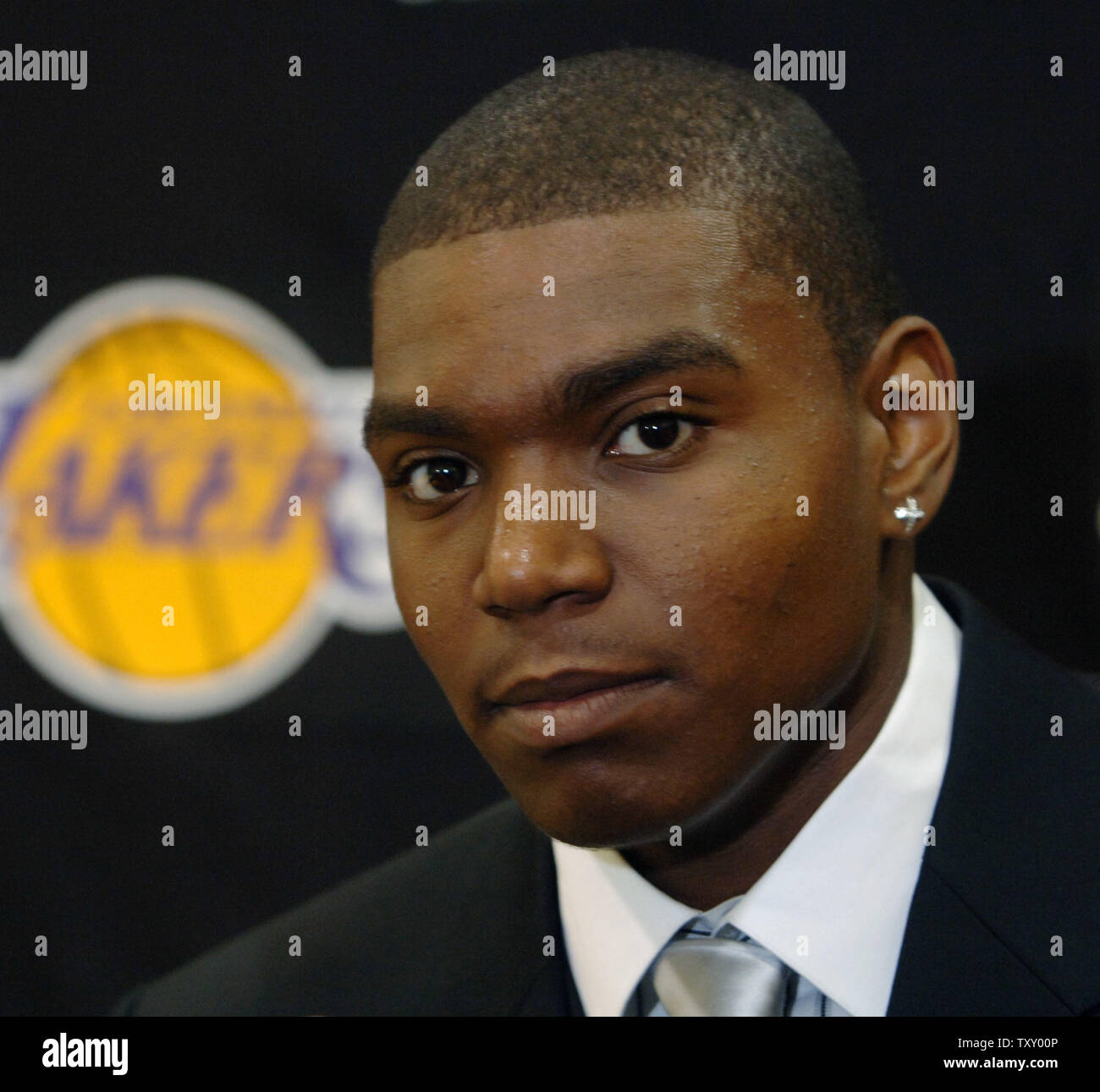 Andrew Bynum, die Los Angeles Lakers den ersten Pick in der NBA Draft und der jüngste Spieler überhaupt gezeichnet, hört zu, eine Frage, nachdem er beim Team Sitz in El Segundo, Kalifornien am 30. Juni 2005 eingeführt wird. (UPI Foto/Jim Ruymen) Stockfoto