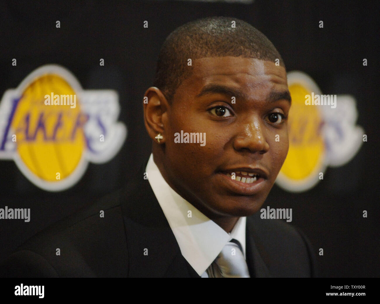 Andrew Bynum, die Los Angeles Lakers den ersten Pick in der NBA Draft und der jüngste Spieler überhaupt gezeichnet, hört zu, eine Frage, nachdem er beim Team Sitz in El Segundo, Kalifornien am 30. Juni 2005 eingeführt wird. (UPI Foto/Jim Ruymen) Stockfoto