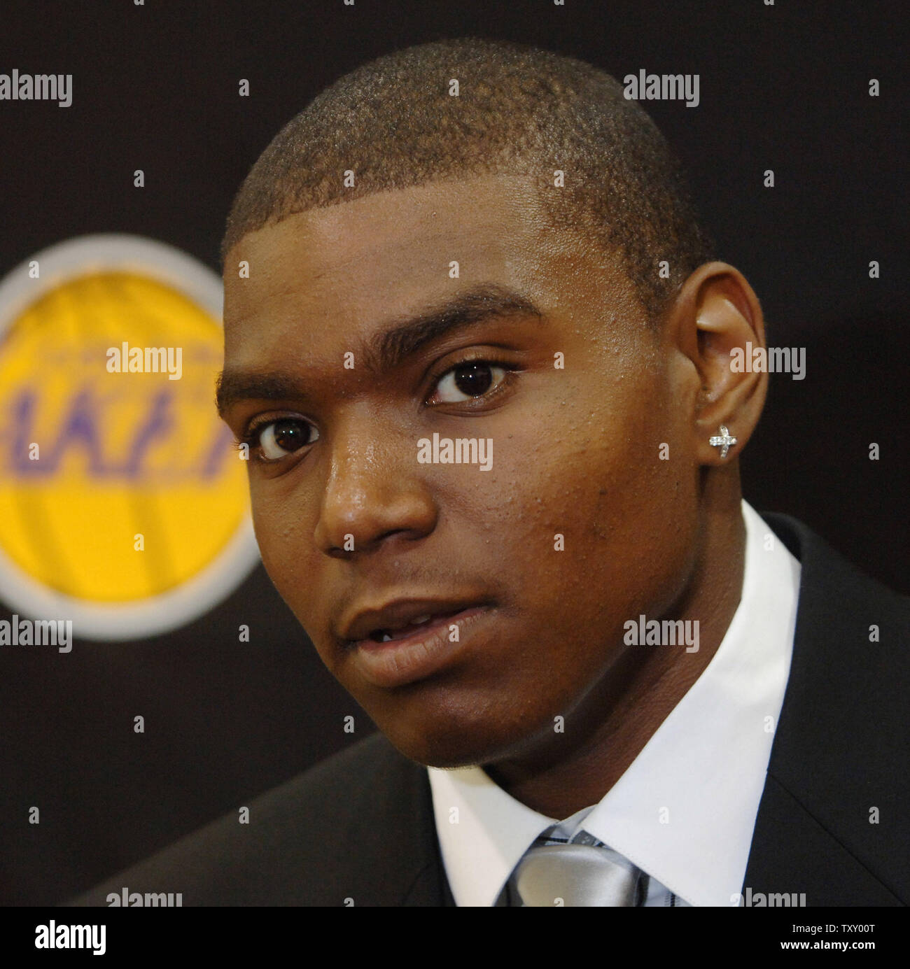 Andrew Bynum, die Los Angeles Lakers den ersten Pick in der NBA Draft und der jüngste Spieler überhaupt gezeichnet, hört zu, eine Frage, nachdem er beim Team Sitz in El Segundo, Kalifornien am 30. Juni 2005 eingeführt wird. (UPI Foto/Jim Ruymen) Stockfoto