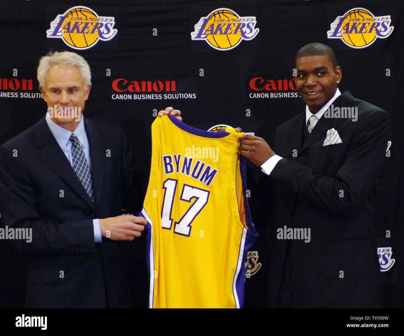 Los Angeles Lakers General Manager Mitch Kupchak, (L) posiert mit Andrew Bynum und sein Nr. 17 Jersey, das erste Team in der NBA Draft und der jüngste Spieler überhaupt gezeichnet, bei team Sitz in El Segundo, Kalifornien am 30. Juni 2005. (UPI Foto/Jim Ruymen) Stockfoto