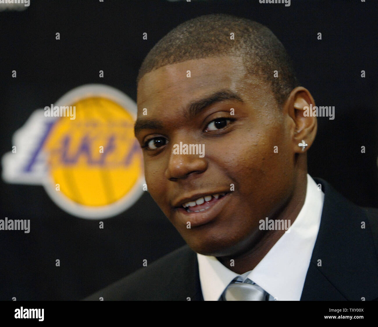 Andrew Bynum, die Los Angeles Lakers den ersten Pick in der NBA Draft und der jüngste Spieler überhaupt gezeichnet, hört zu, eine Frage, nachdem er beim Team Sitz in El Segundo, Kalifornien am 30. Juni 2005 eingeführt wird. (UPI Foto/Jim Ruymen) Stockfoto