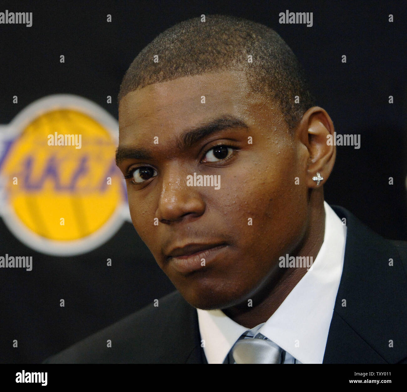 Andrew Bynum, die Los Angeles Lakers den ersten Pick in der NBA Draft und der jüngste Spieler überhaupt gezeichnet, hört zu, eine Frage, nachdem er beim Team Sitz in El Segundo, Kalifornien am 30. Juni 2005 eingeführt wird. (UPI Foto/Jim Ruymen) Stockfoto
