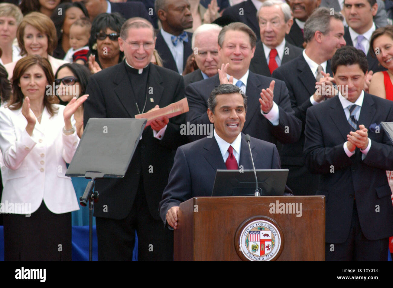 Neu inauggurated Bürgermeister Antonio Villaraigos Adressen die Menge, als seine Frau, Corina, Links, Kardinal Roger Mahony, der ehemalige Vizepräsident Al Gore und Kalifornien Versammlung Sprecher Fabian Nunez, rechts, Klatschen während der Einweihung Zeremonien am 1. Juli 2005 in Los Angeles. (UPI Foto/Michael Tweed) Stockfoto
