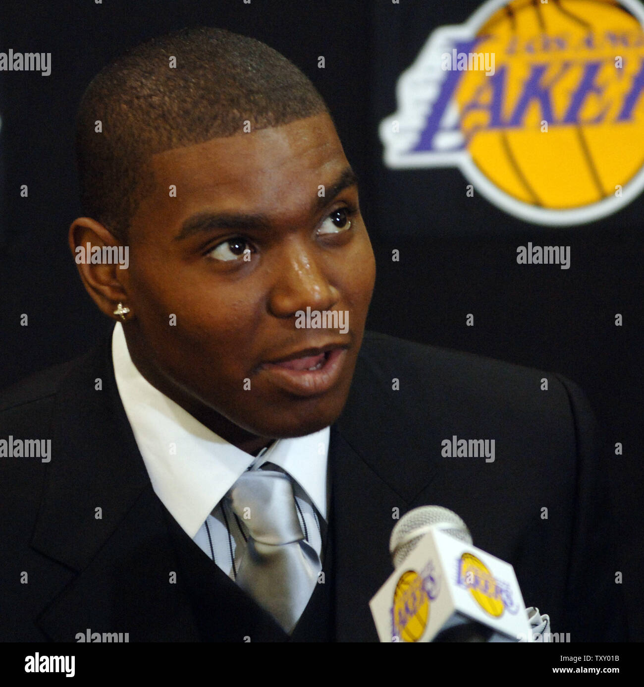Andrew Bynum, die Los Angeles Lakers den ersten Pick in der NBA Draft und der jüngste Spieler überhaupt gezeichnet, hört zu, eine Frage, nachdem er beim Team Sitz in El Segundo, Kalifornien am 30. Juni 2005 eingeführt wird. (UPI Foto/Jim Ruymen) Stockfoto