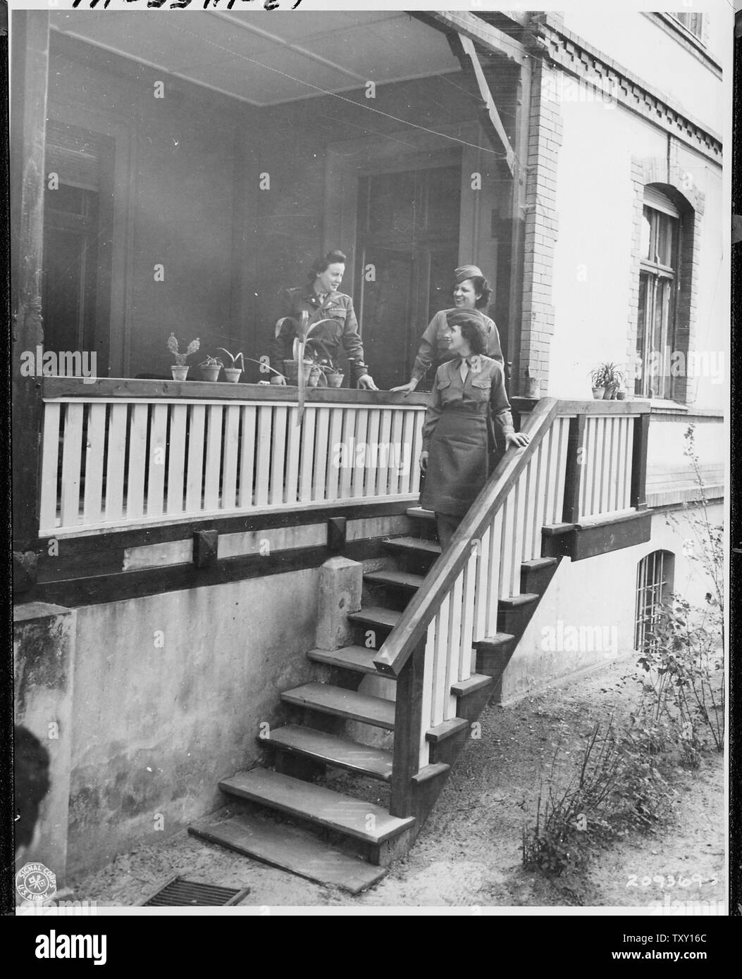 Captain Elizabeth Hoisington, zuständig für WAC in der Berliner Konferenz, gibt letzte Anweisungen Operatoren PFC Guadalupe Torres und PFC-Frances Gribble während der Potsdamer Konferenz in Deutschland zu telefonieren. Stockfoto