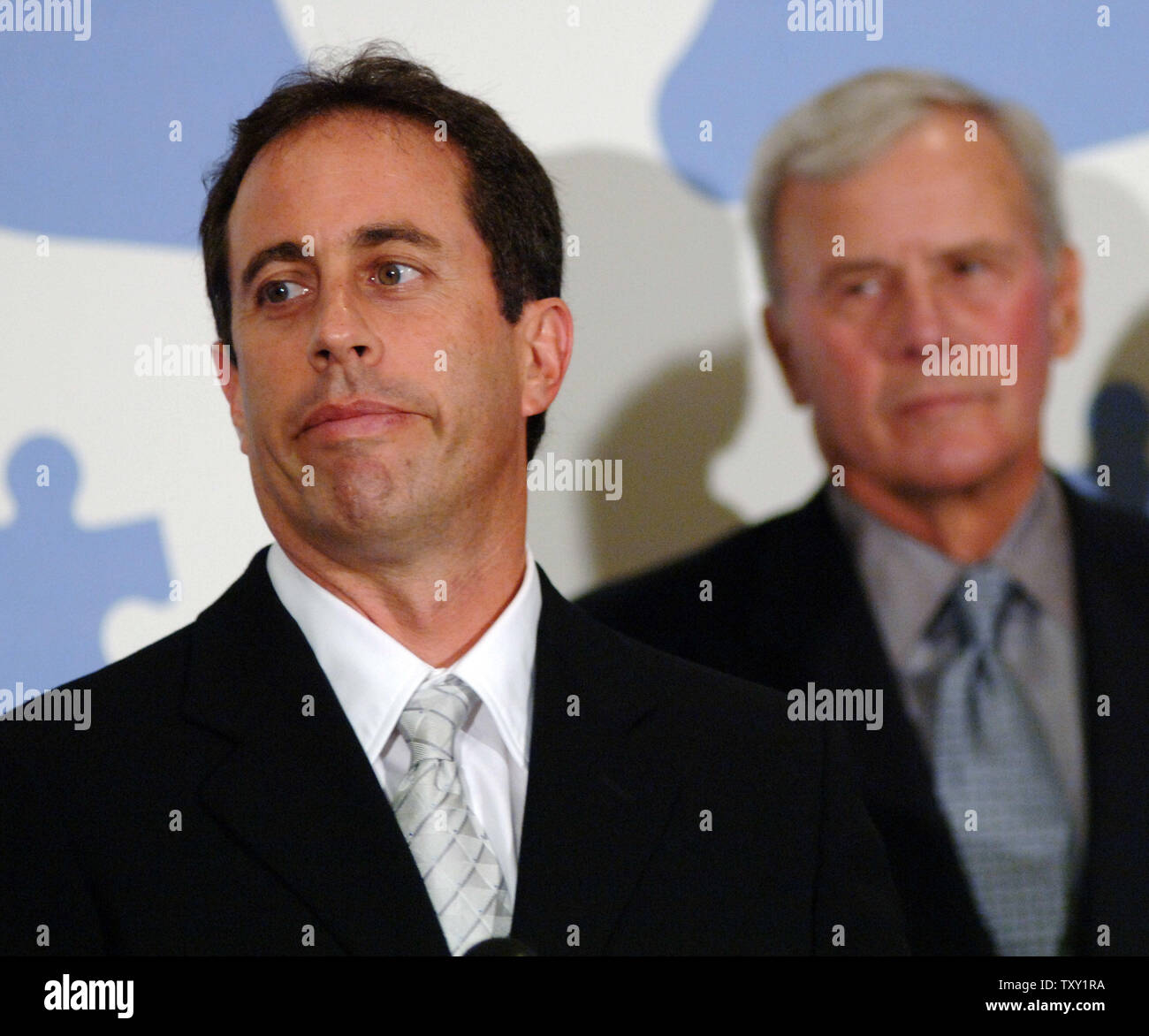 Komiker Jerry Seinfeld (L) spricht während einer Pressekonferenz vor der Durchführung mit dem Musiker Paul Simon an "Nur Eine Nacht: ein Konzert für Autism Speaks" in Los Angeles, 24. September 2005. Auf der rechten Seite ist der ehemalige NBC News anchor Tom Brokaw, amtierte. (UPI Foto/Jim Ruymen) Stockfoto