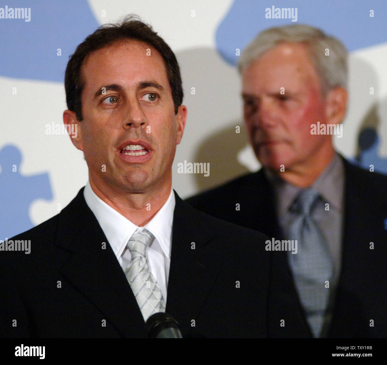 Komiker Jerry Seinfeld (L) spricht während einer Pressekonferenz vor der Durchführung mit dem Musiker Paul Simon an "Nur Eine Nacht: ein Konzert für Autism Speaks" in Los Angeles, 24. September 2005. Auf der rechten Seite ist der ehemalige NBC News anchor Tom Brokaw, amtierte. (UPI Foto/Jim Ruymen) Stockfoto