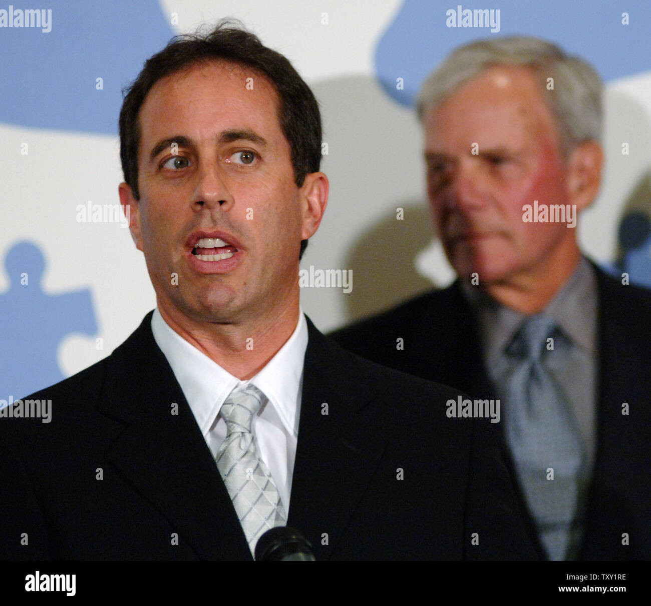 Komiker Jerry Seinfeld (L) spricht während einer Pressekonferenz vor der Durchführung mit dem Musiker Paul Simon an "Nur Eine Nacht: ein Konzert für Autism Speaks" in Los Angeles, 24. September 2005. Auf der rechten Seite ist der ehemalige NBC News anchor Tom Brokaw, amtierte. (UPI Foto/Jim Ruymen) Stockfoto