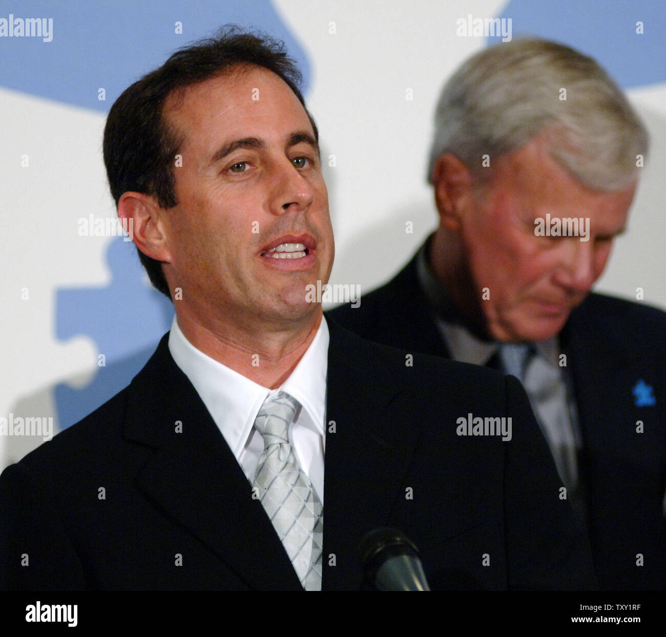 Komiker Jerry Seinfeld (L) spricht während einer Pressekonferenz vor der Durchführung mit dem Musiker Paul Simon an "Nur Eine Nacht: ein Konzert für Autism Speaks" in Los Angeles, 24. September 2005. Auf der rechten Seite ist der ehemalige NBC News anchor Tom Brokaw, amtierte. (UPI Foto/Jim Ruymen) Stockfoto