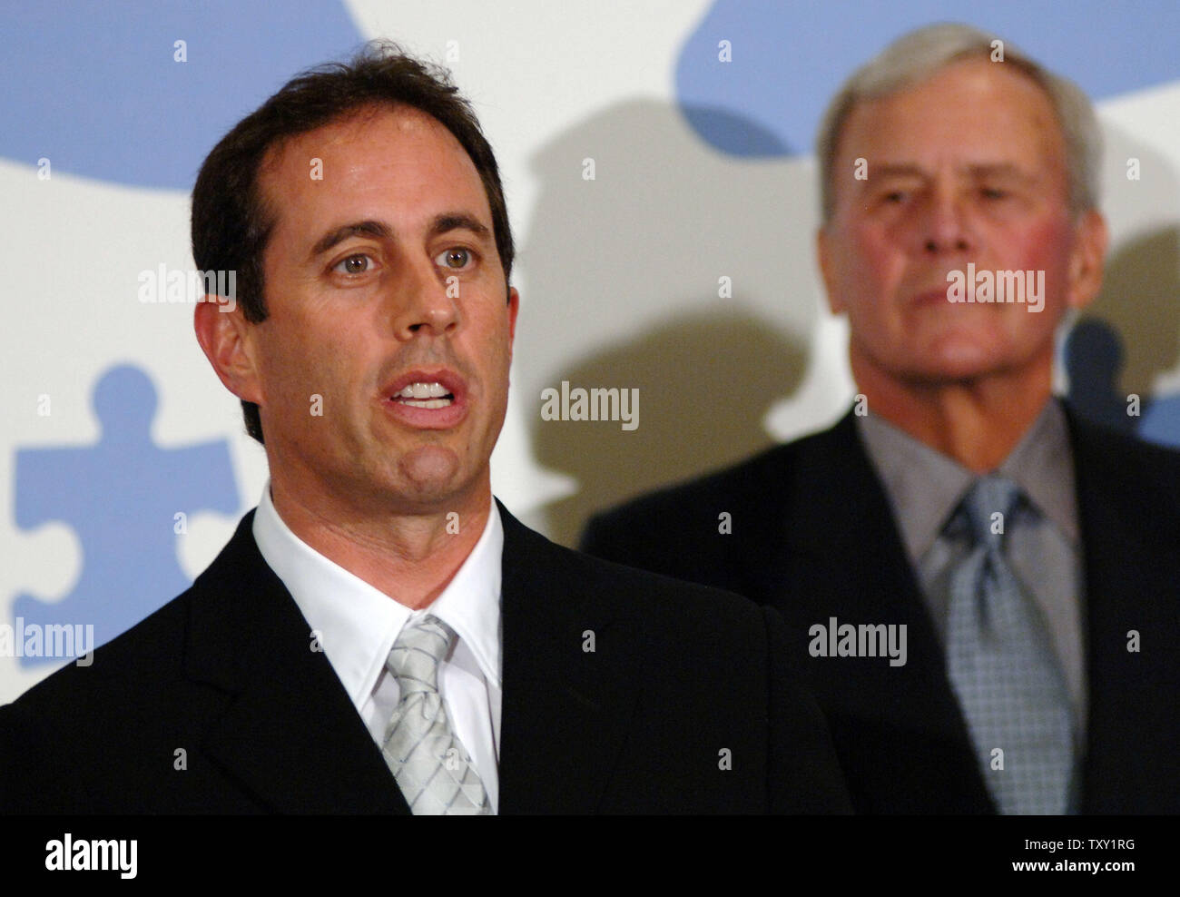 Komiker Jerry Seinfeld (L) spricht während einer Pressekonferenz vor der Durchführung mit dem Musiker Paul Simon an "Nur Eine Nacht: ein Konzert für Autism Speaks" in Los Angeles, 24. September 2005. Auf der rechten Seite ist der ehemalige NBC News anchor Tom Brokaw, amtierte. (UPI Foto/Jim Ruymen) Stockfoto
