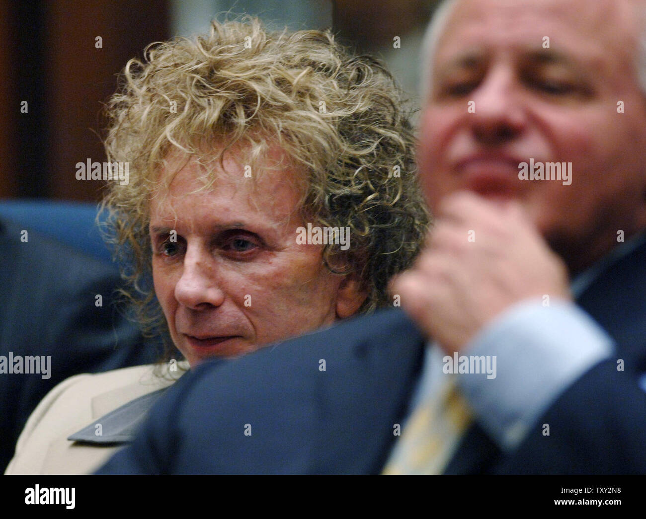 Musikproduzent Phil Spector L Aufgeladen Mit Todlich Schiessen Schauspielerin Lana Clarkson Hort Zu Wie Die Kommentare Von Der Staatsanwaltschaft Als Er Erscheint Fur Eine Vorverhandlungshorfahigkeit Mit Seinem Anwalt Bruce Cutler R Am