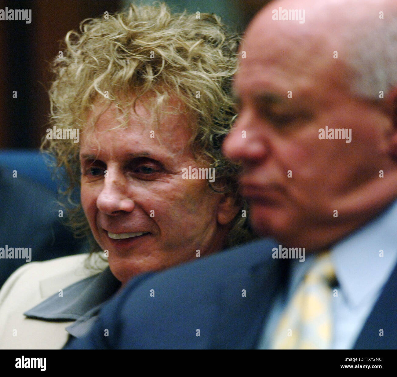 Musikproduzent Phil Spector (L), aufgeladen mit tödlich schießen Schauspielerin Lana Clarkson, reagiert auf Äußerungen der Staatsanwaltschaft als er erscheint für eine Vorverhandlungshörfähigkeit mit seinem Anwalt Bruce Cutler (R), am Los Angeles Superior Court in der Innenstadt von Los Angeles, Kalifornien, 27. Oktober 2005. Der Richter entschied, dass die Geschworenen gestattet sein wird, zu hören, daß der Produzent angeblich hörte sagte er nicht id würde bedeuten, Sie zu erschießen", nach dem Tod von Clarkson, die er von der Tötung beschuldigt wird. Spector Anwalt Bruce Cutler, wollte die Anweisung unterdrückt, hat ausdrücklich in Abrede gestellt, dass Spector je Sai Stockfoto