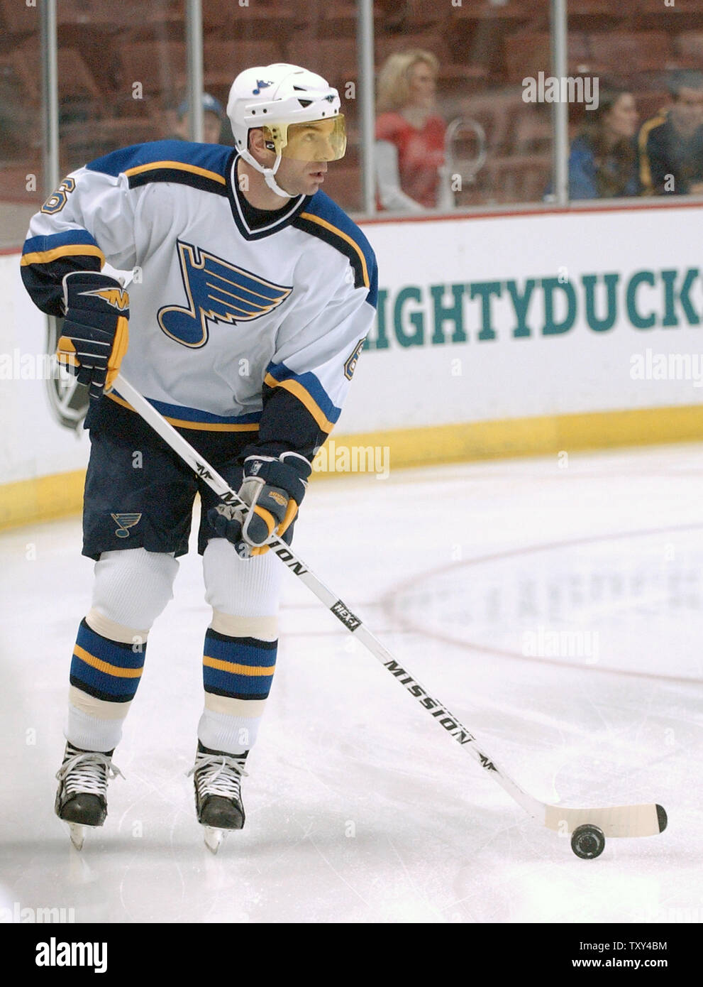 St. Louis Blues defenseman Eric Weinrich Aufwärmen vor dem Spiel gegen die Anaheim Mighty Ducks 21 Dezember, 2005 in Anaheim, CA. (UPI Foto/John Hayes) Stockfoto