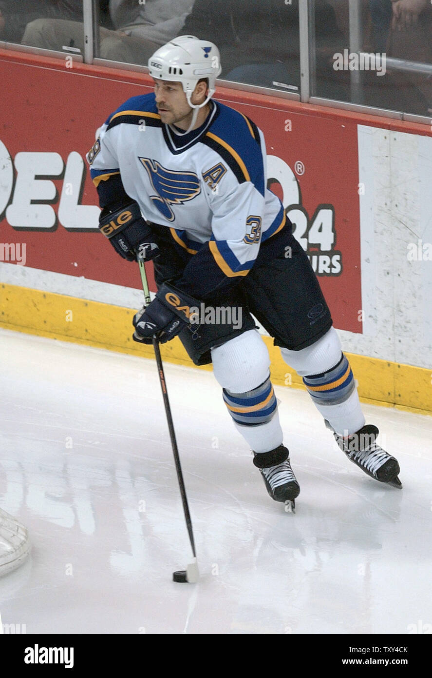 St. Louis Blues Zentrum Doug Gewicht Schlittschuhe gegen die Anaheim Mighty Ducks 21 Dezember, 2005 in Anaheim, Calif (UPI Foto/John Hayes) Stockfoto