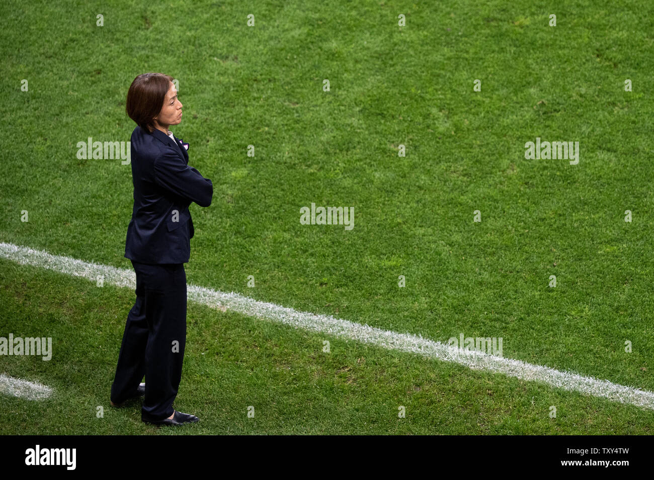 25. Juni 2019, France (Frankreich), Rennes: Fußball, Frauen: WM, Niederlande - Japan, Endrunde, Achtelfinale, Roazhon Park: Asako Takakura, Trainer der Nationalmannschaft der japanischen Frauen Team, ist an der Coaching Zone. Foto: Sebastian Gollnow/dpa Stockfoto