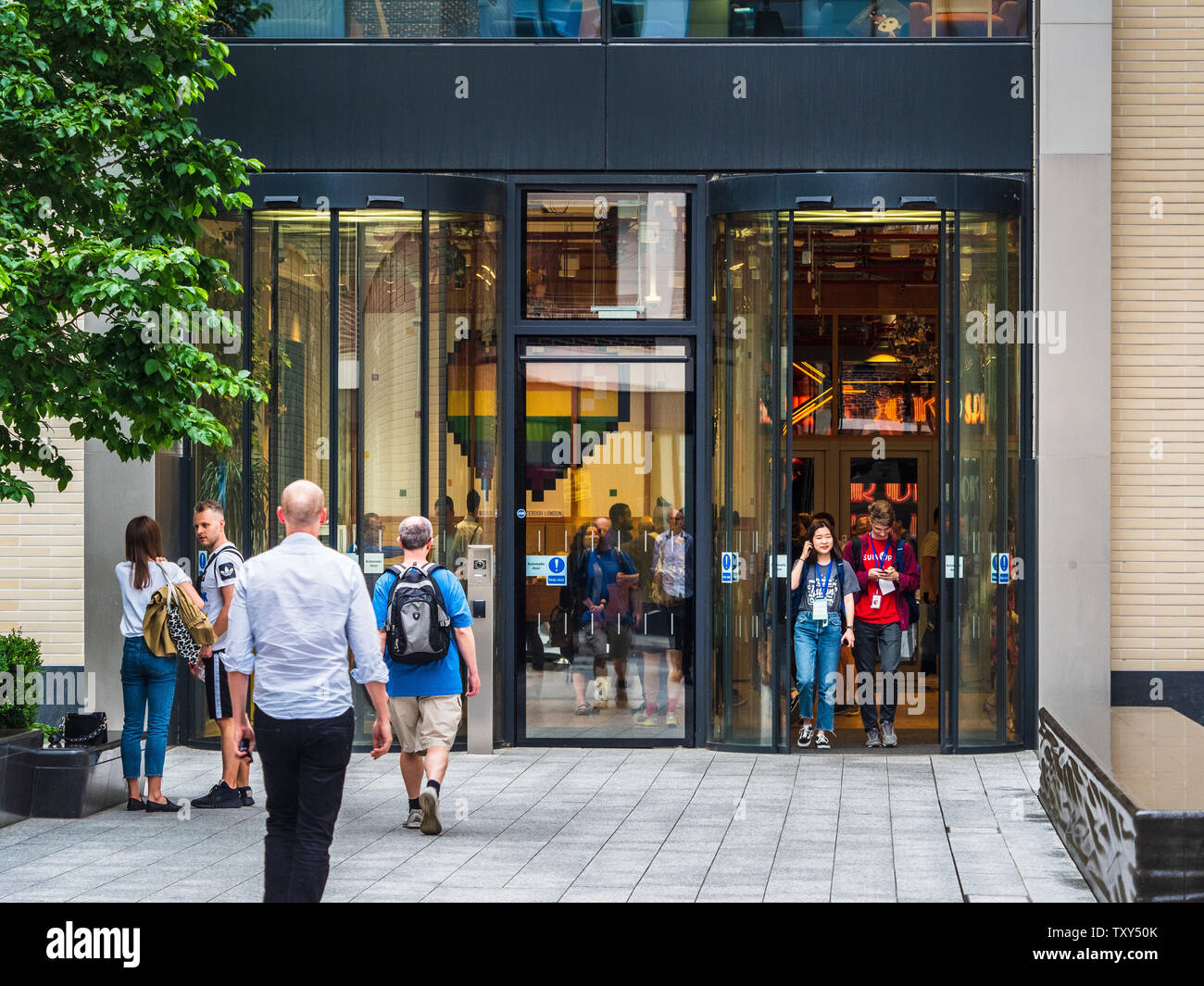 Facebook London HQ-Büros in Rathbone Place Fitzrovia, Central London - Architekt Frank Gehry wurde 2018 eröffnet Stockfoto