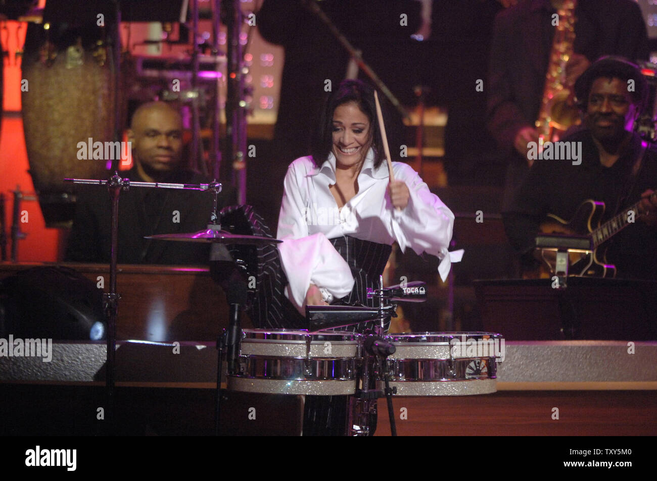 Sheila E. führt während des Aufnehmens von BET's Feier des Evangeliums VI am Wilshire Ebell Theater in Los Angeles, Kalifornien am 28. Januar 2006. Die Show wird Telecast am 23. Februar auf die Wette. (UPI Foto/Phil McCarten) Stockfoto