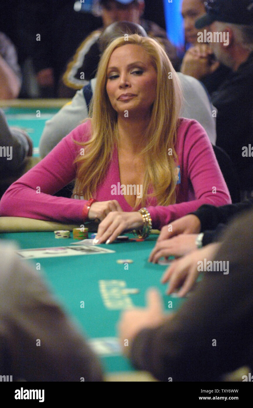 Schauspielerin Cindy Margolis beteiligt sich an der World Poker Tour Einladungs im Commerce Casino in Los Angeles, Kalifornien am 22. Februar 2006. (UPI Foto/Phil McCarten) Stockfoto