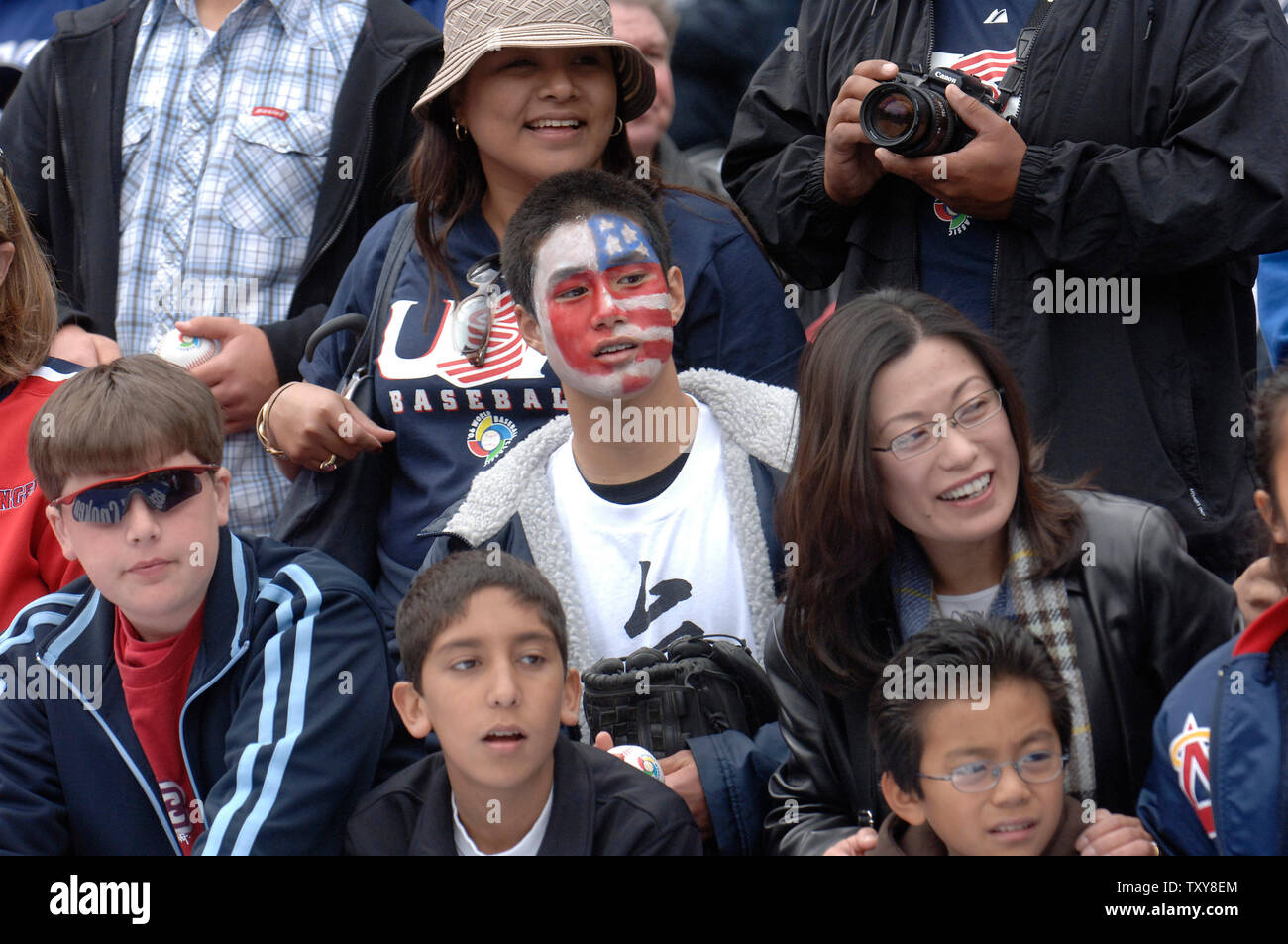 Lüfter drehen sich, ihre Teams während Japan vs USA im '06 World Baseball Classic im Angel Stadium in Anaheim, Kalifornien am 12. März 2006 zu unterstützen. (UPI Foto/Phil McCarten) Stockfoto